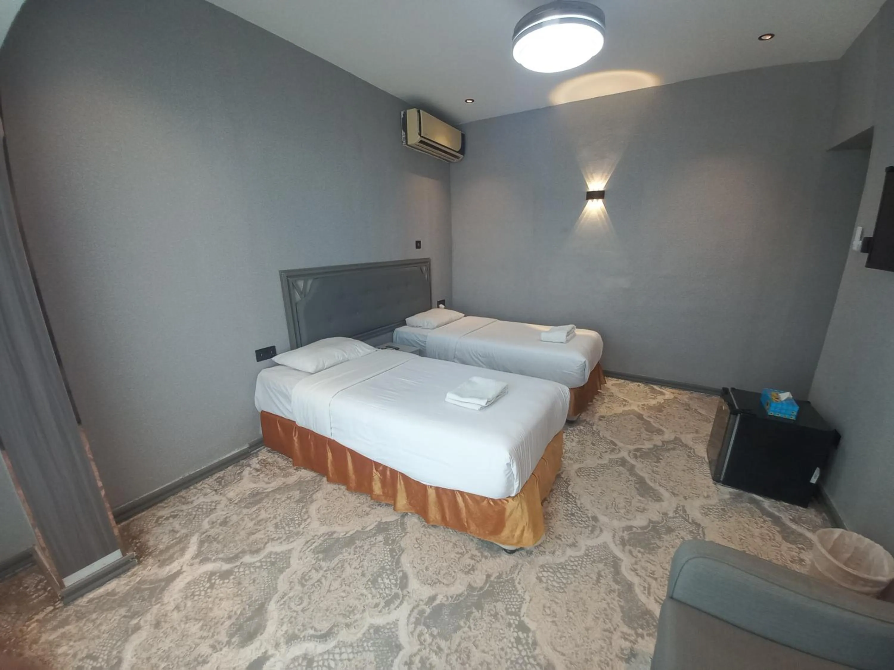 Photo of the whole room, Bed in Sur Hotel