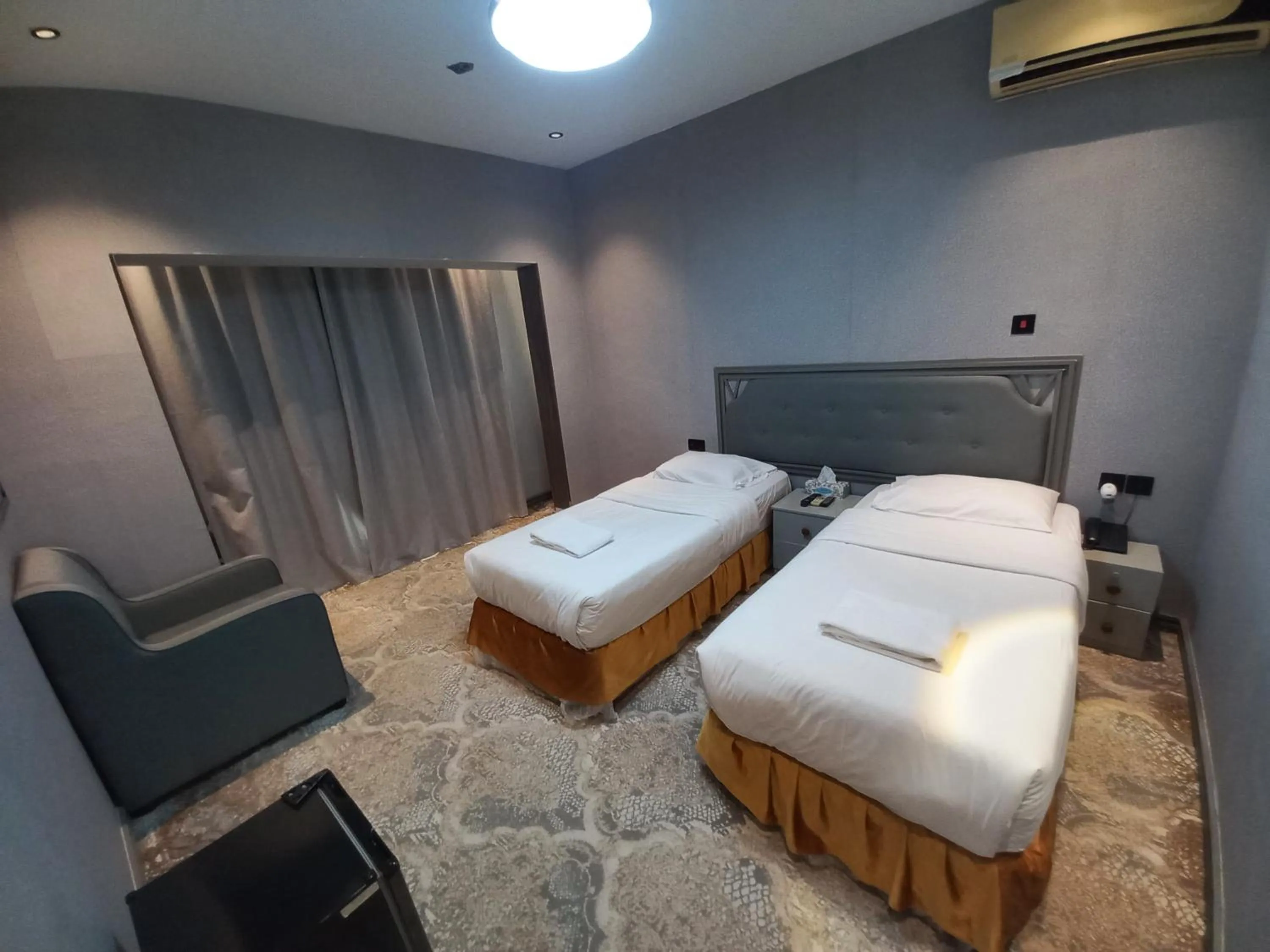 Photo of the whole room, Bed in Sur Hotel