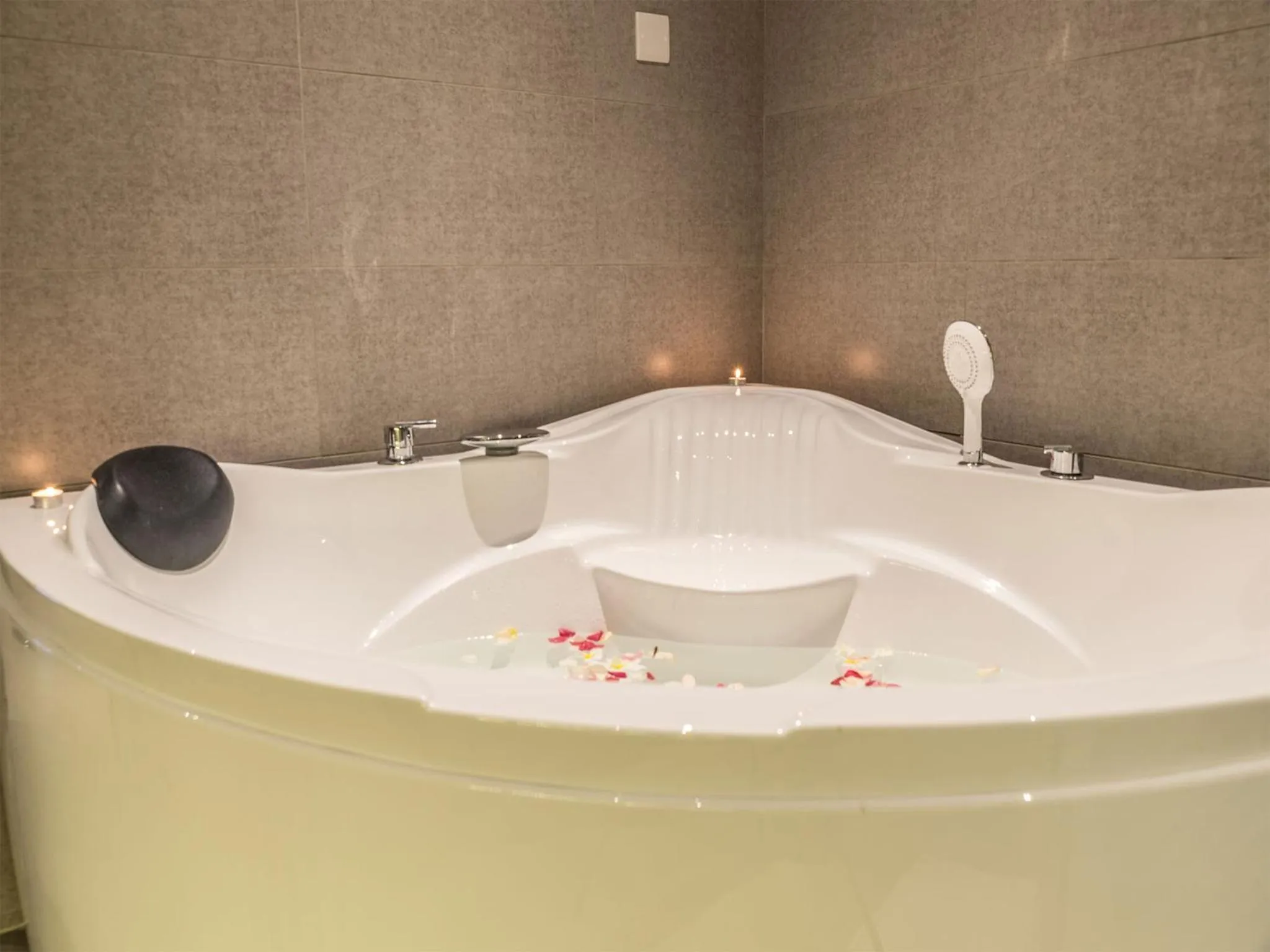 Hot Tub in Pereybere Hotel & Spa