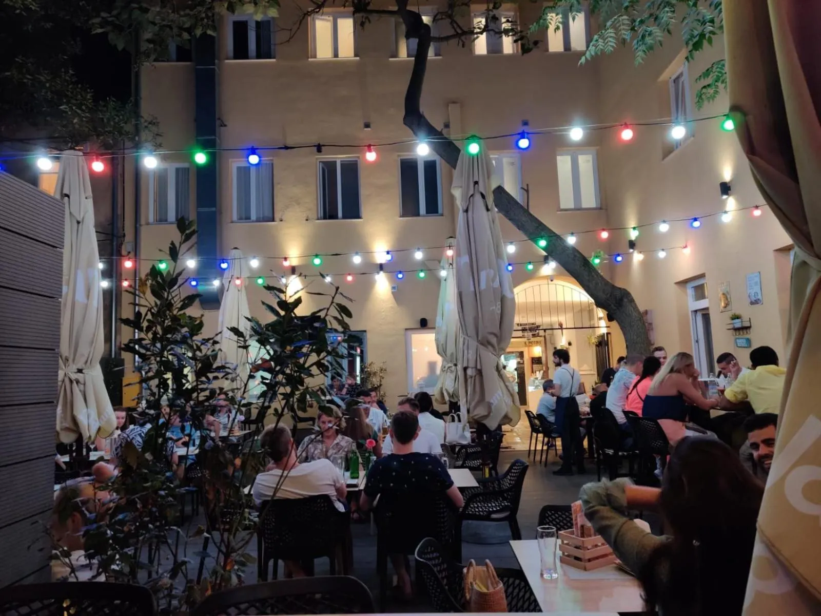 Restaurant/places to eat in Downtown Boutique Hostel