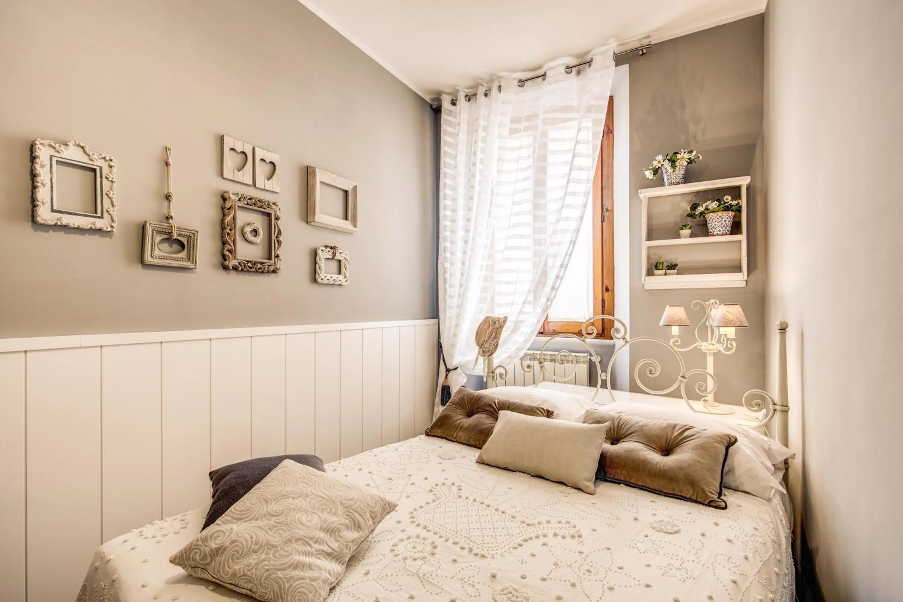 Bedroom, Bed in Spanish Steps Miracle Suite