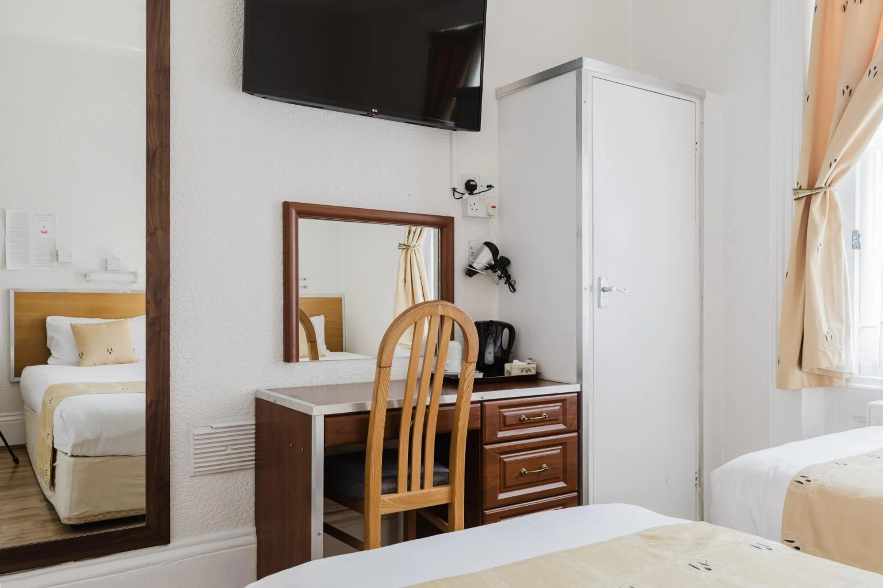 Bedroom, Bed in The Chapter Hotels - Falcon Hotel