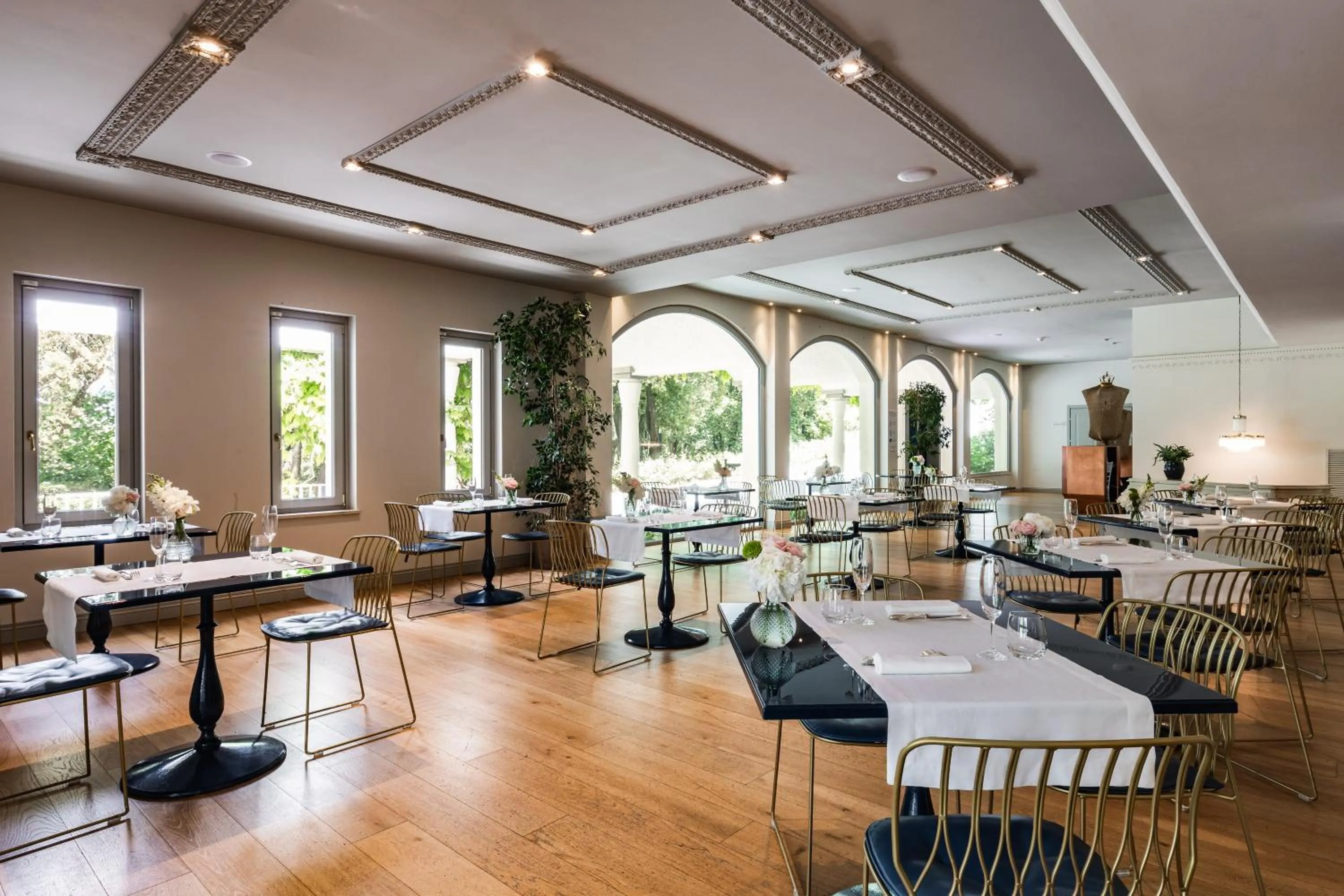 Restaurant/places to eat in SeeBay Hotel