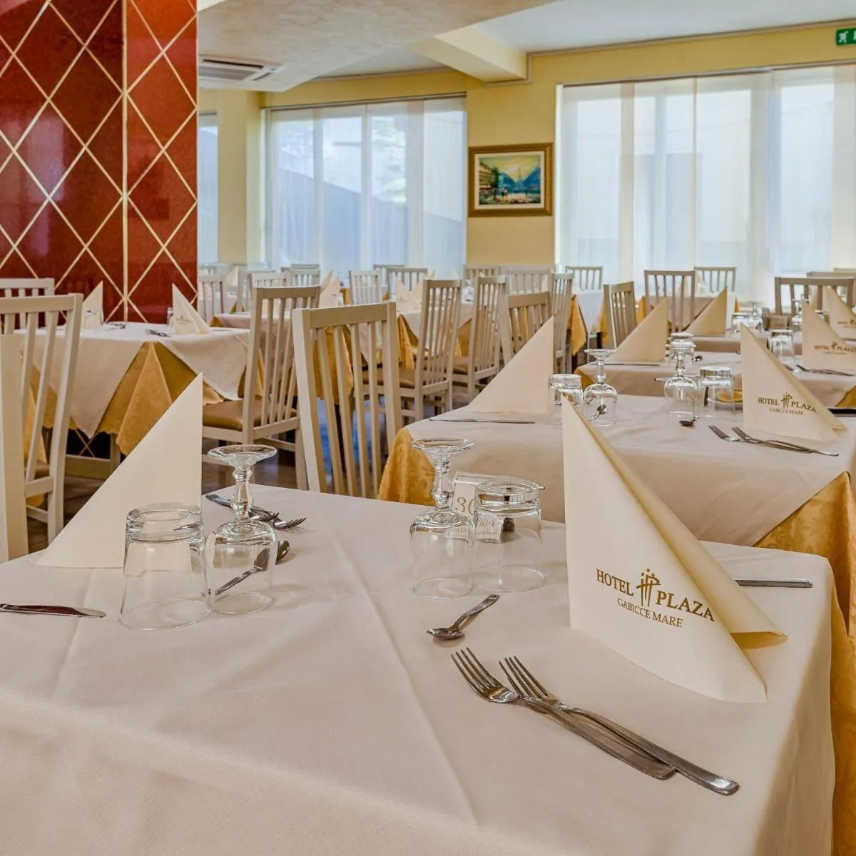 Restaurant/places to eat in Hotel Plaza