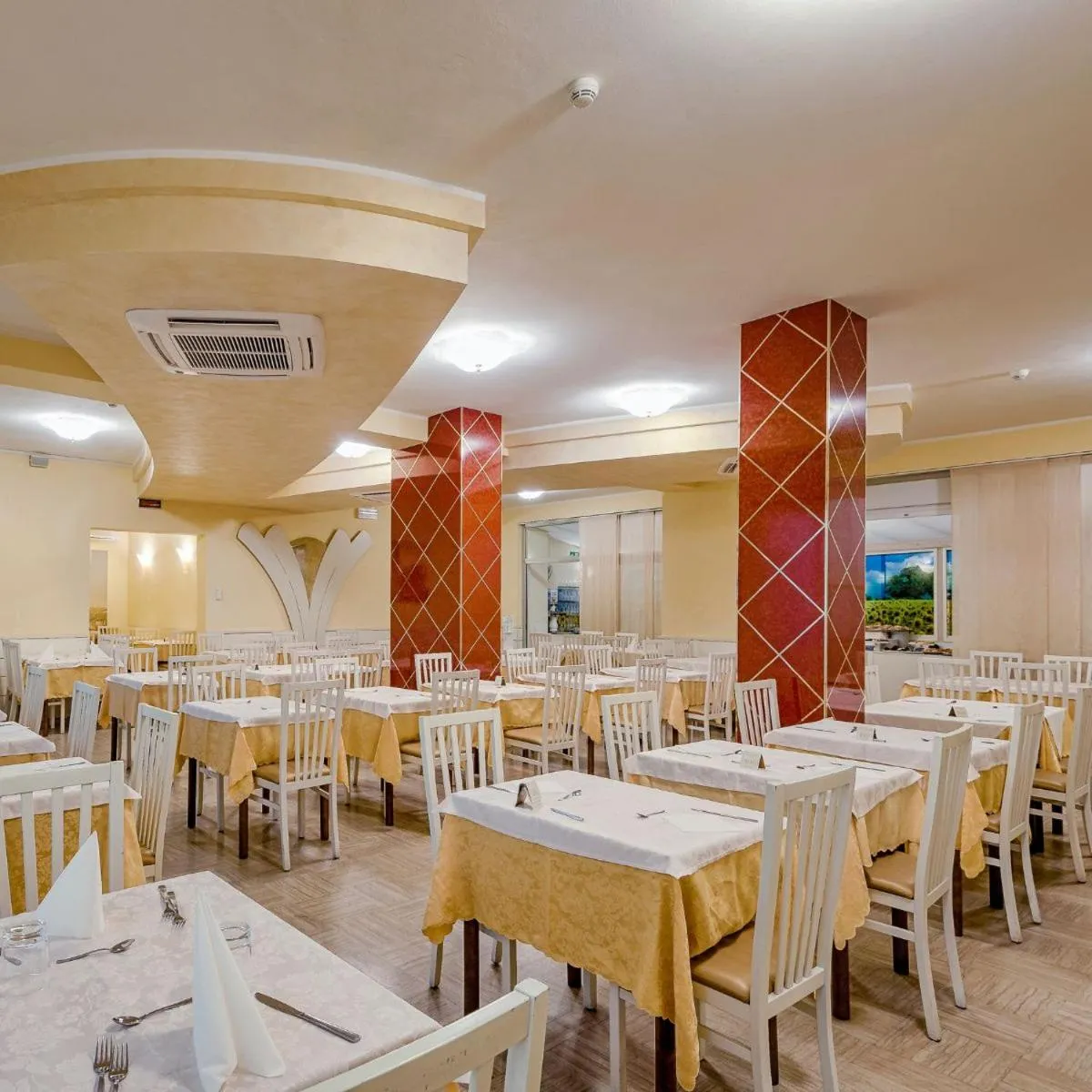 Restaurant/places to eat in Hotel Plaza