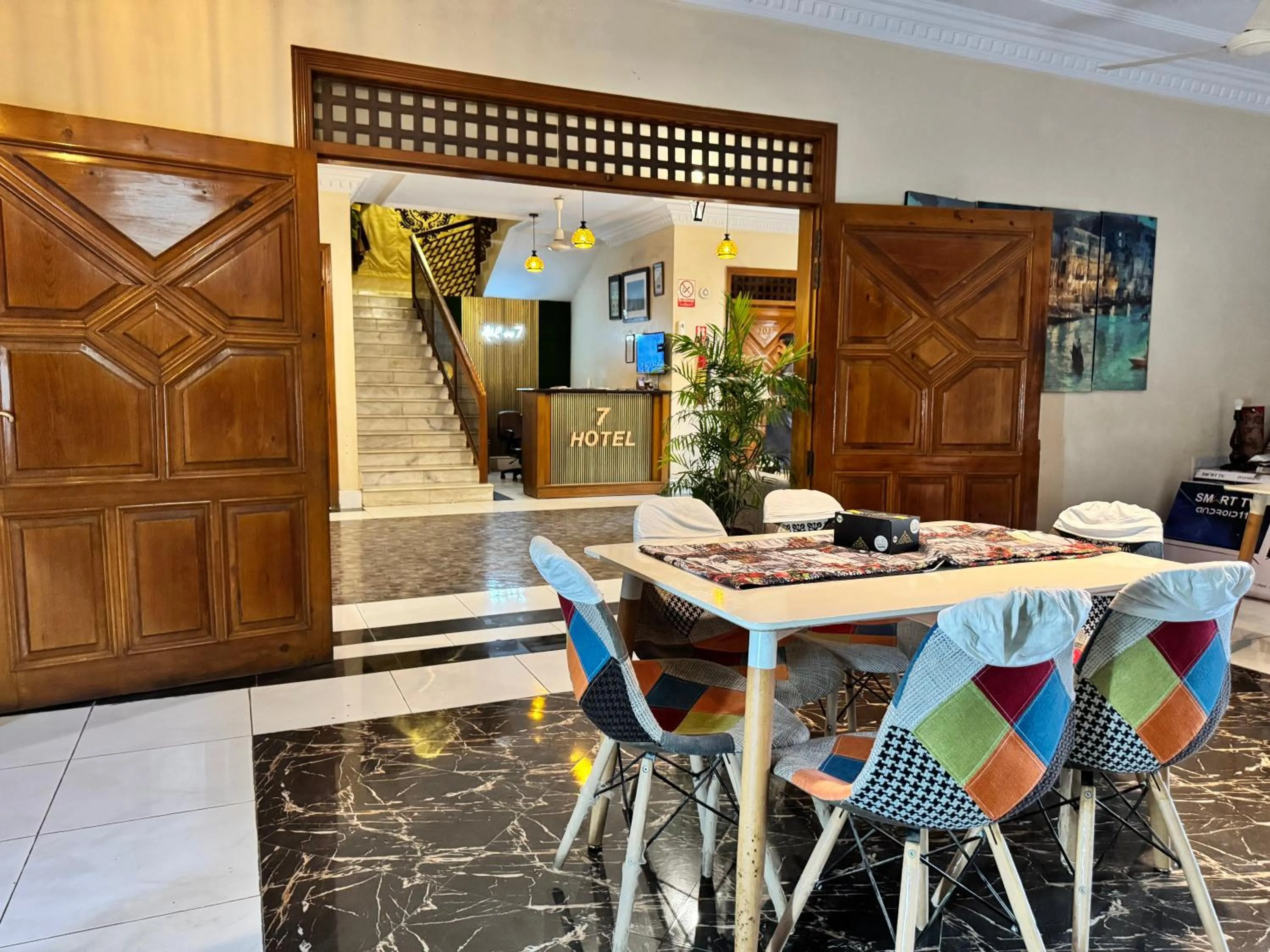 Restaurant/places to eat in Hotel Seven 7