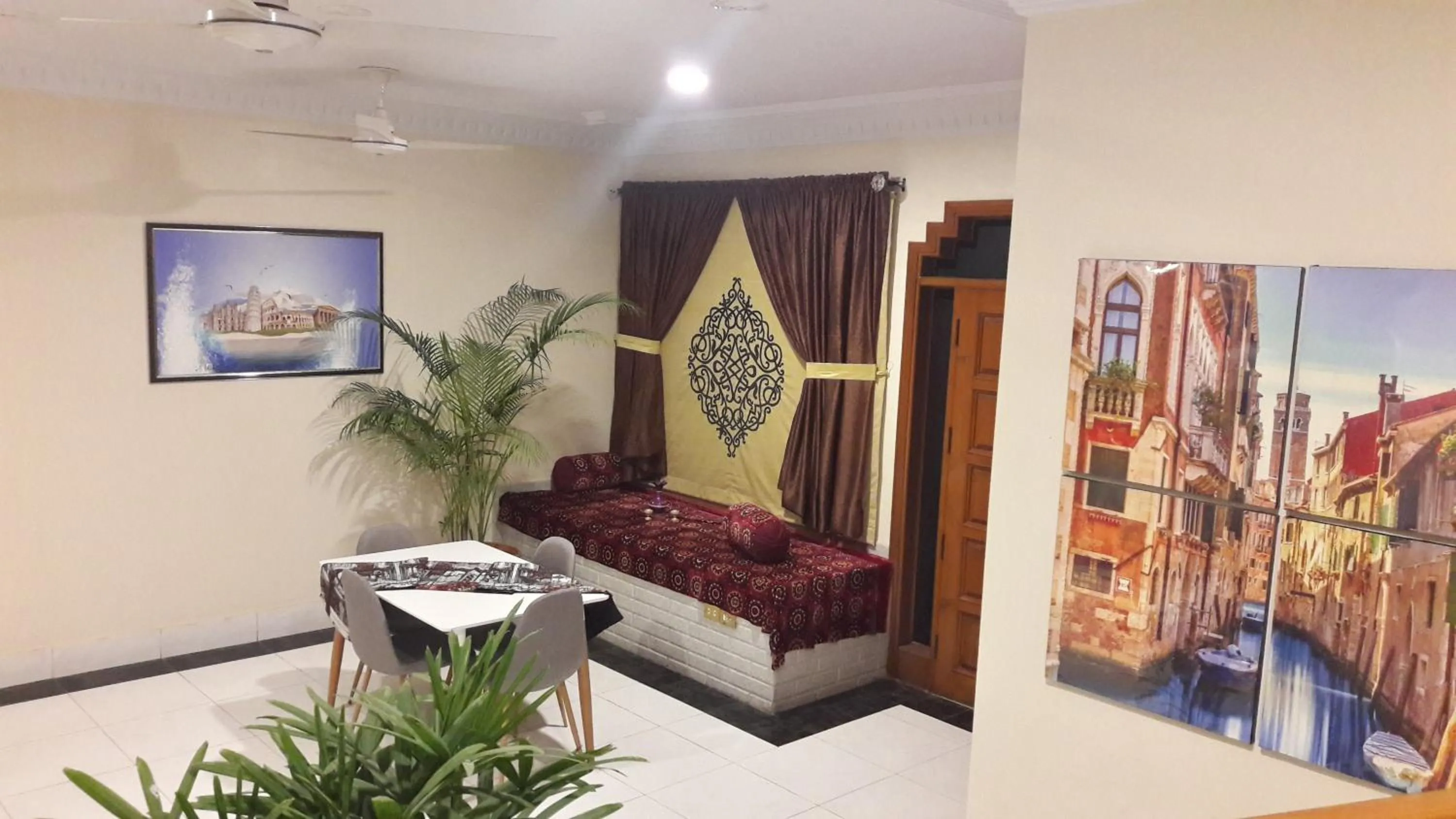 Restaurant/places to eat in Hotel Seven 7