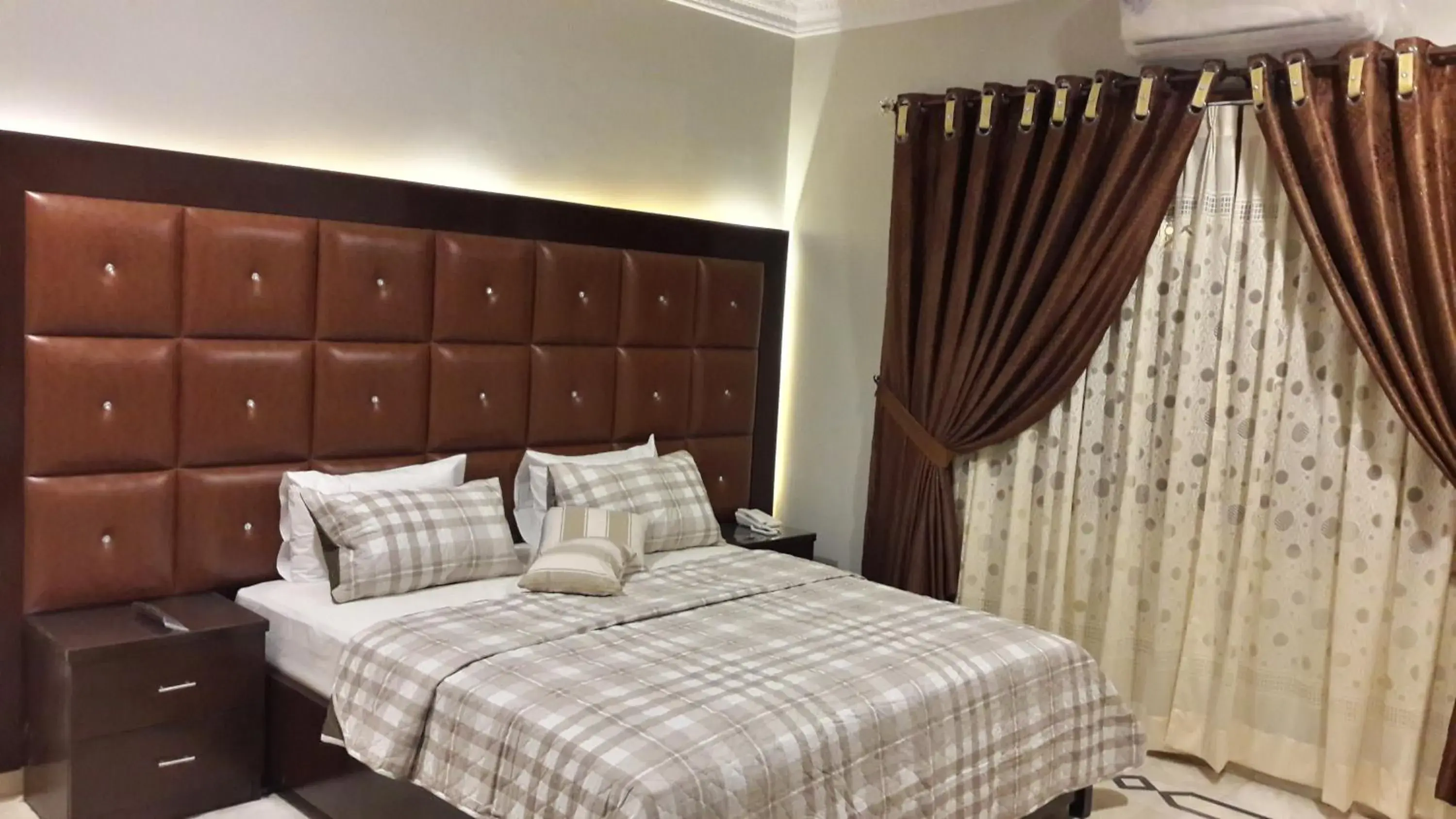 Deluxe Queen Room - single occupancy in Hotel Seven 7 Deluxe Queen Room - single occupancy in Hotel Seven 7