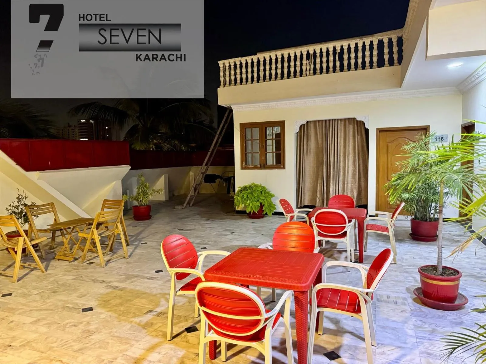 Restaurant/places to eat in Hotel Seven 7