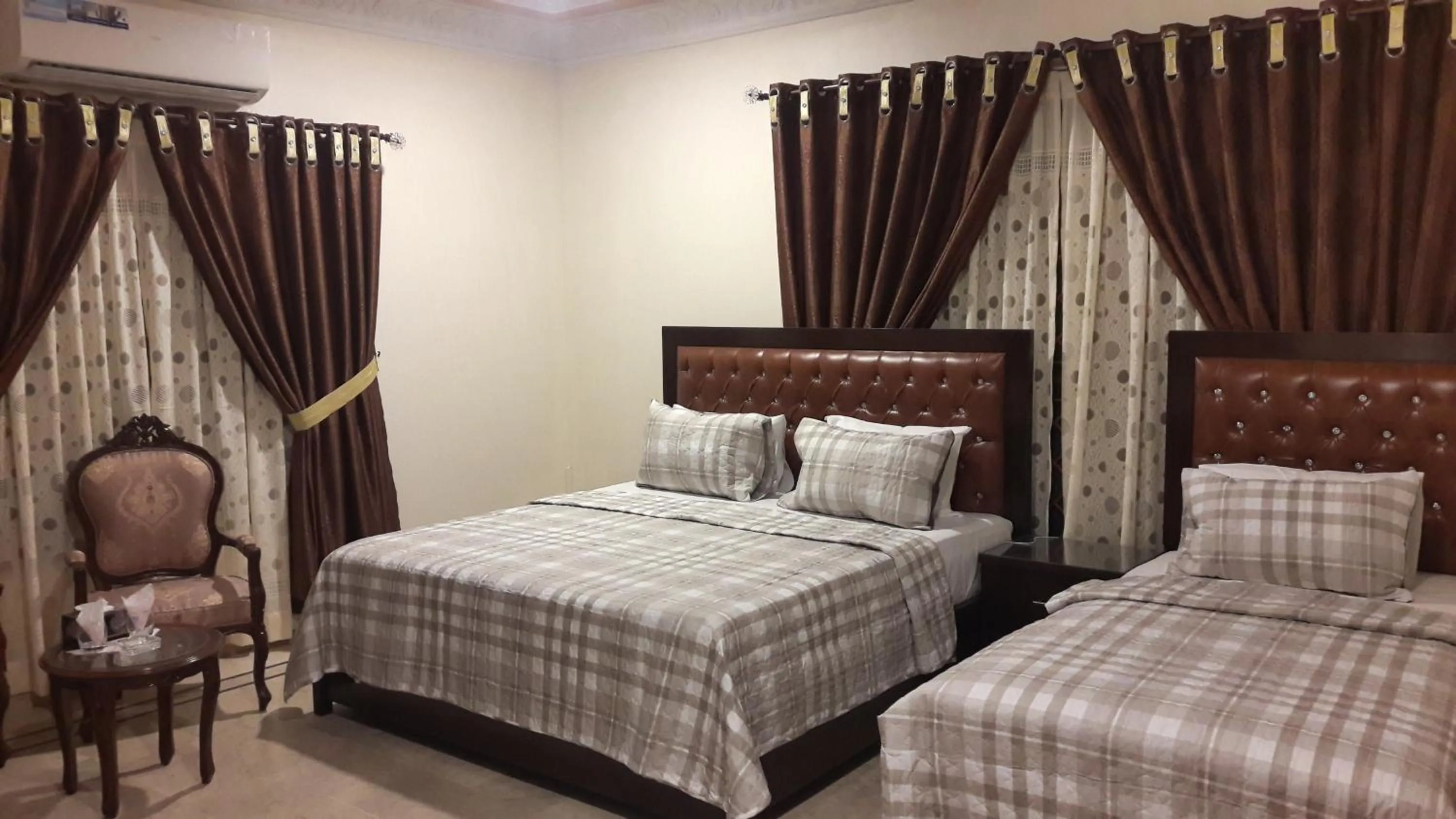 Bedroom, Bed in Hotel Seven 7