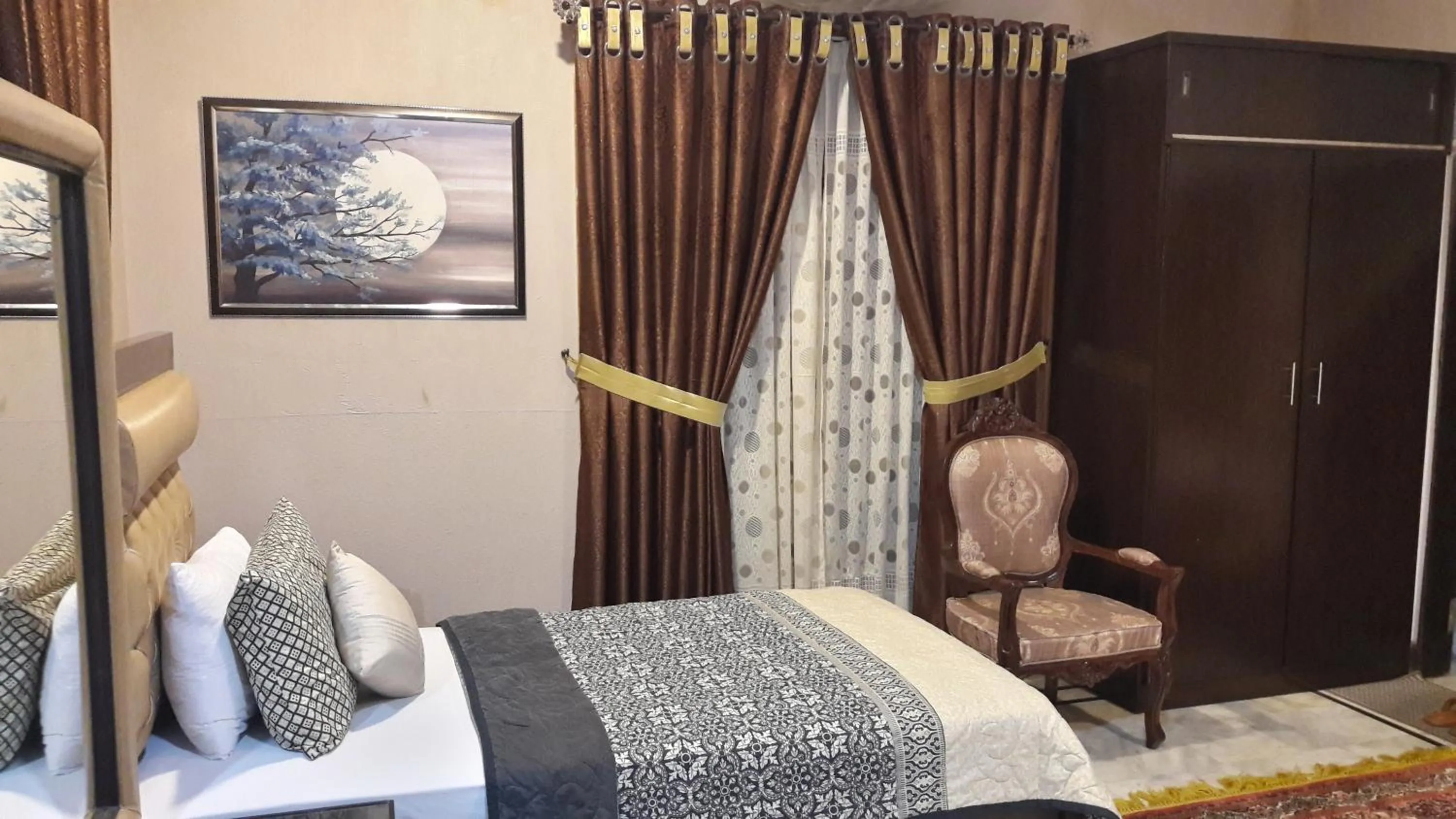 Bedroom, Bed in Hotel Seven 7