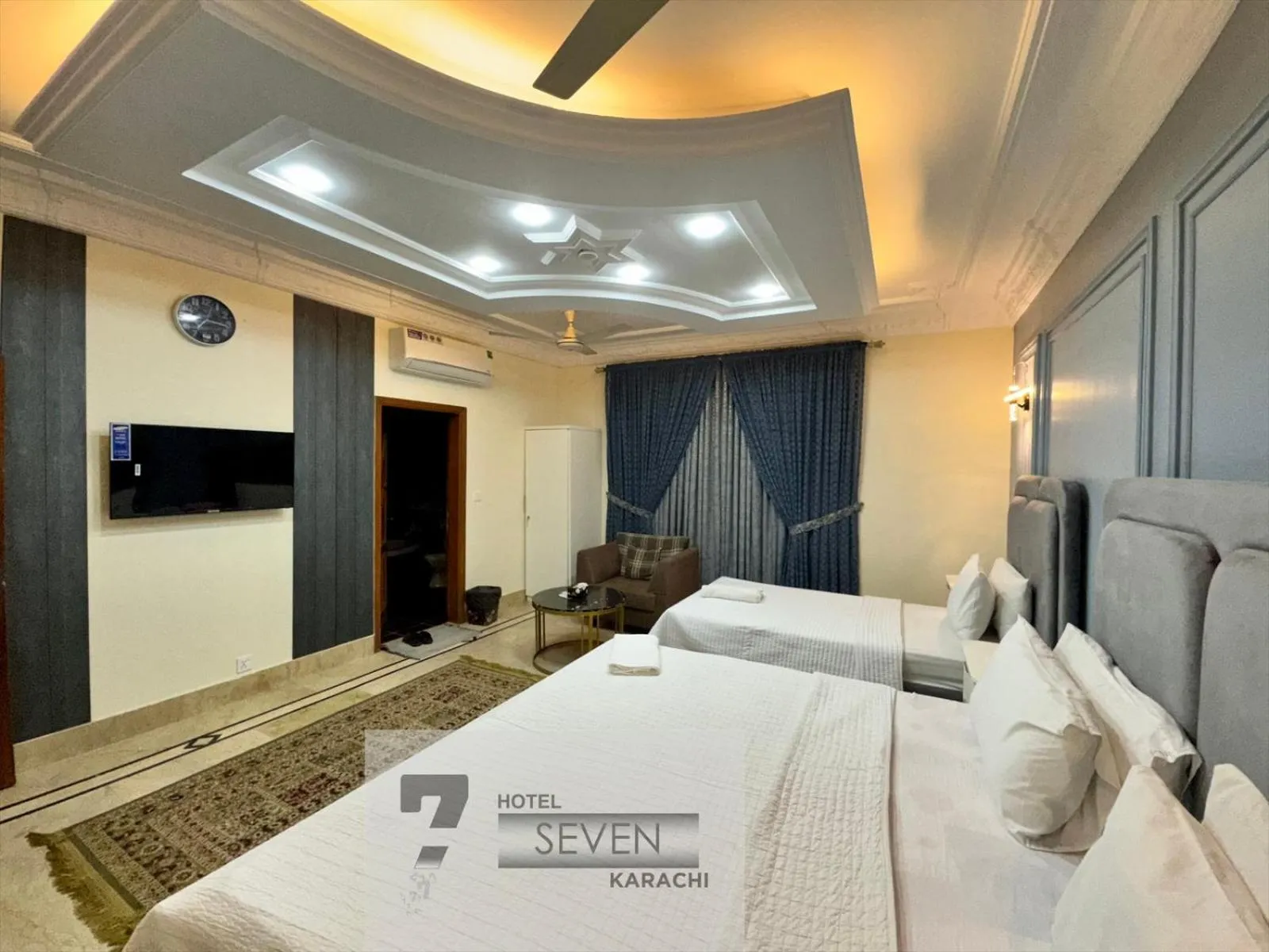 Bedroom, Bed in Hotel Seven 7