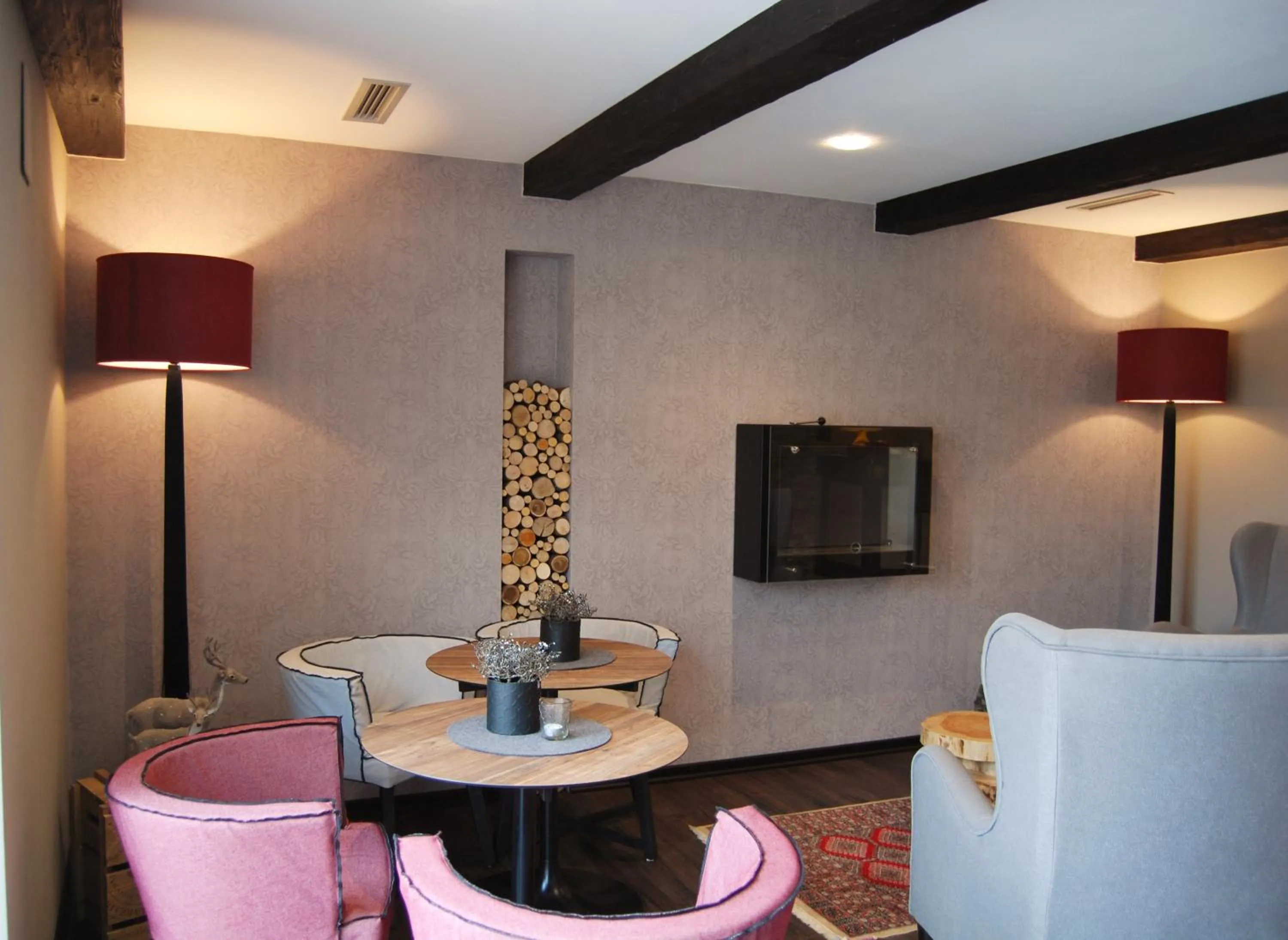 Communal lounge/ TV room in Il Piccolo Dolomiti Resort