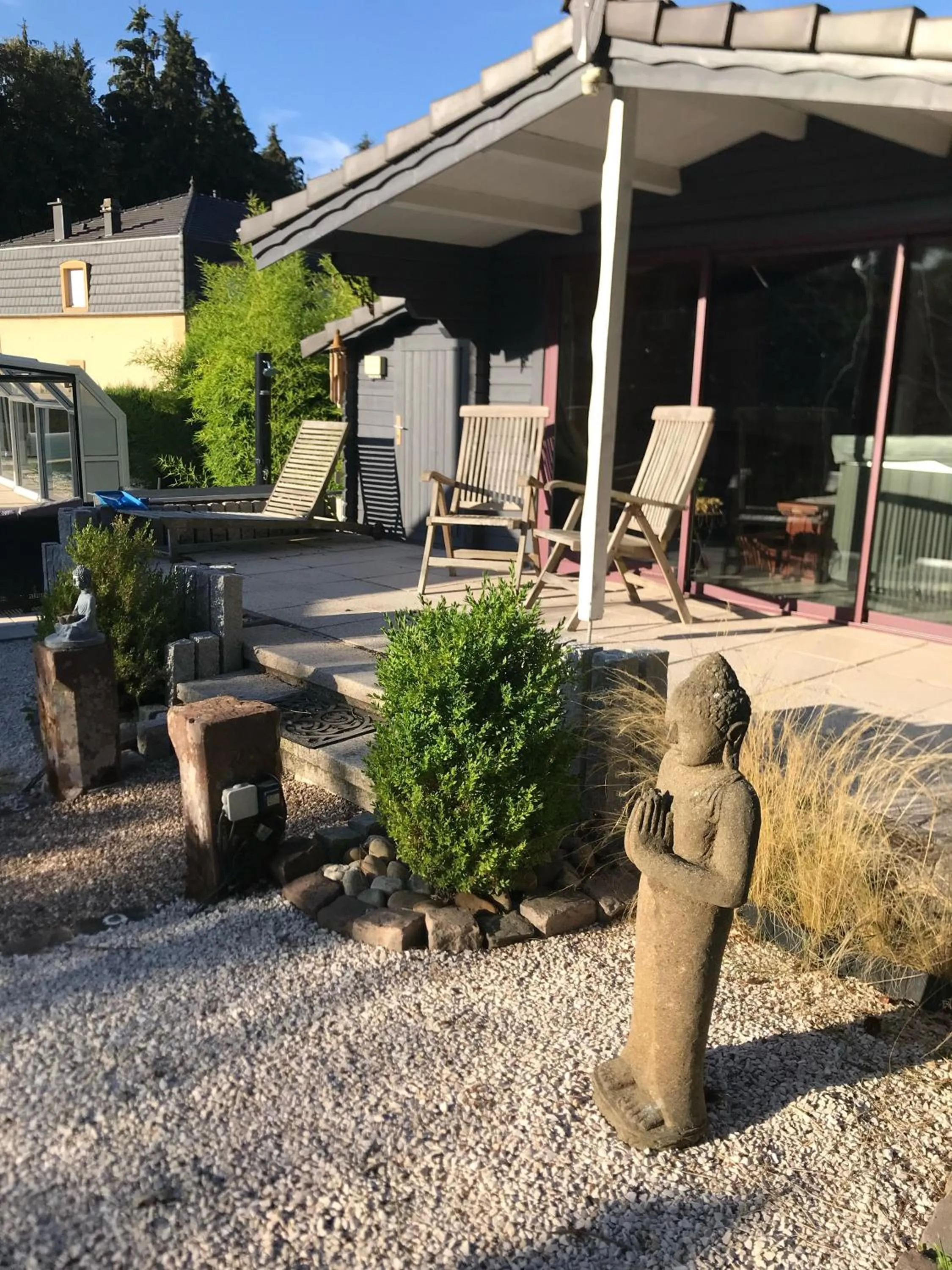 Patio in Logis Hôtel DOMAINE du MOULIN