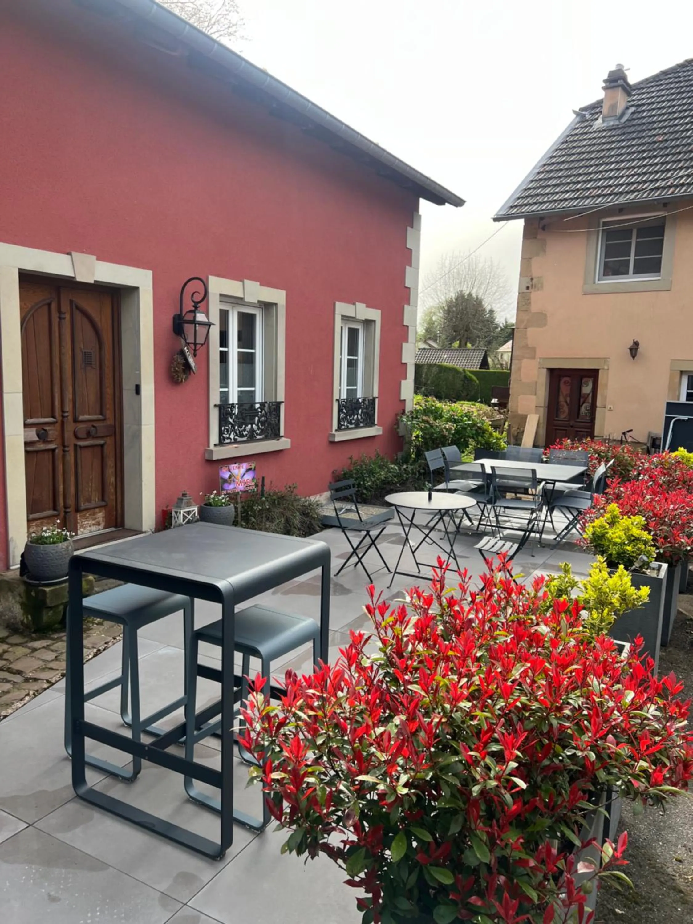 Patio in Logis Hôtel DOMAINE du MOULIN