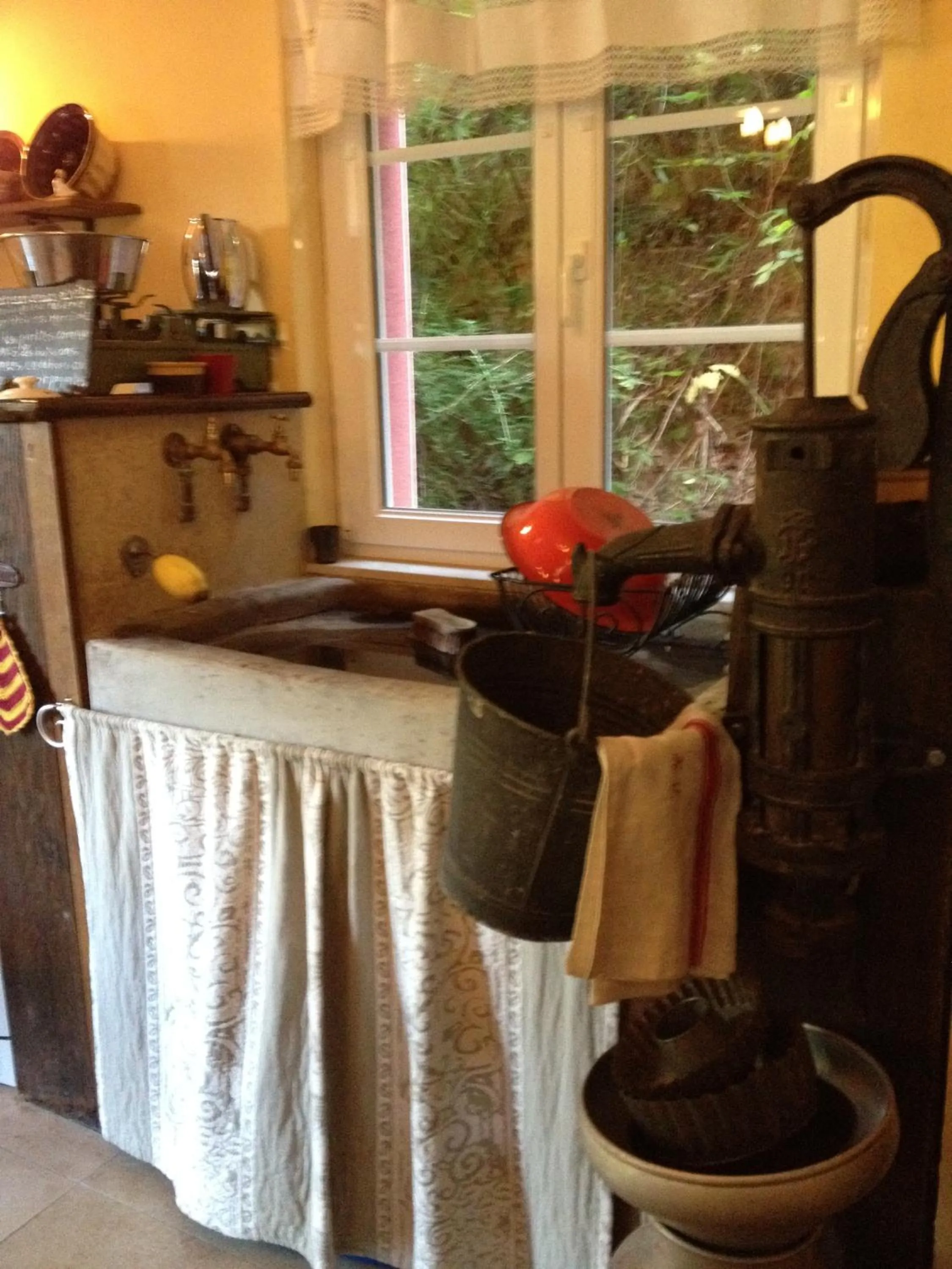 Decorative detail in Logis Hôtel DOMAINE du MOULIN