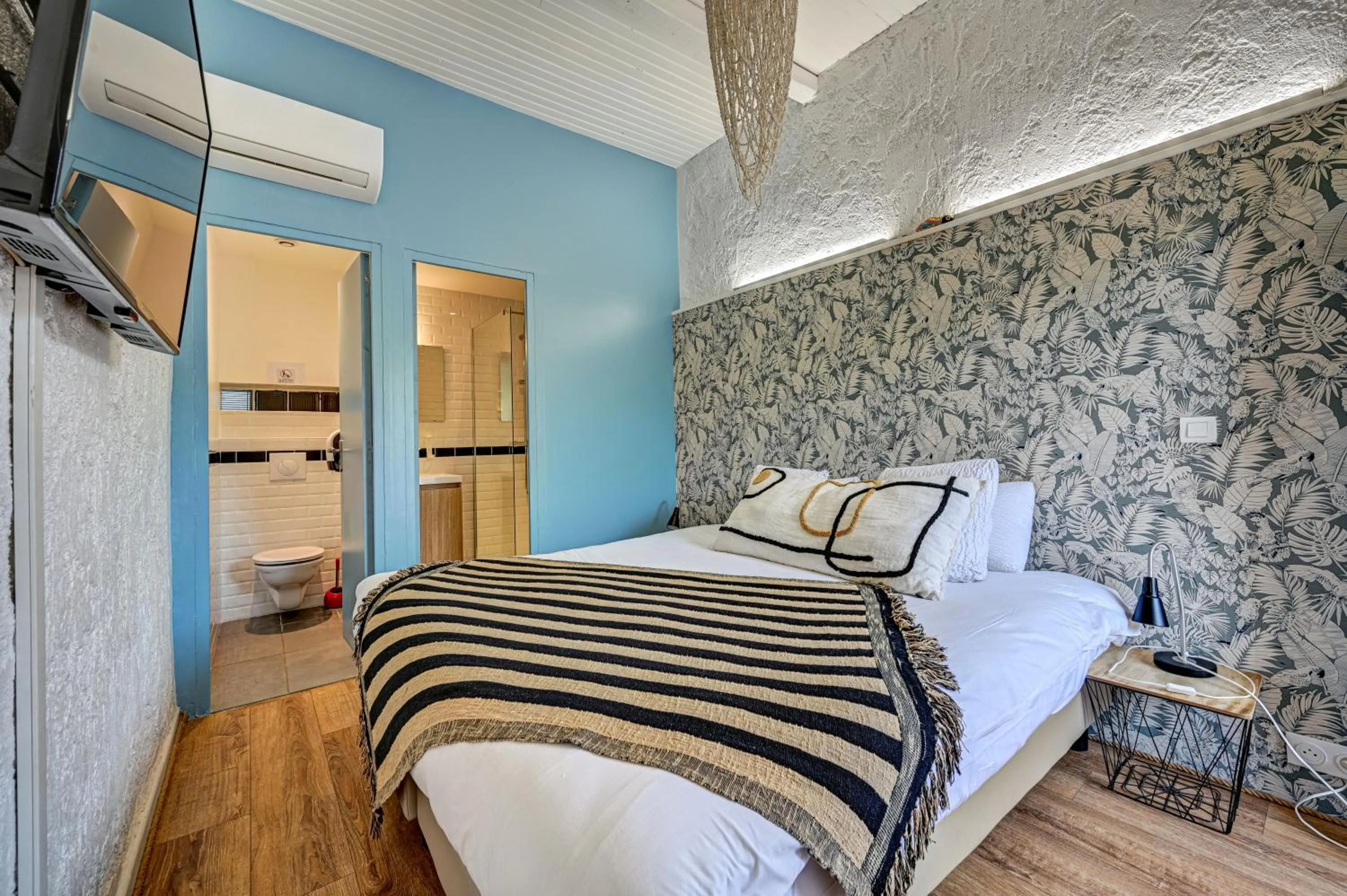 Family Room (2 Adults + 2 Children) in Contact Hôtel Le Provence