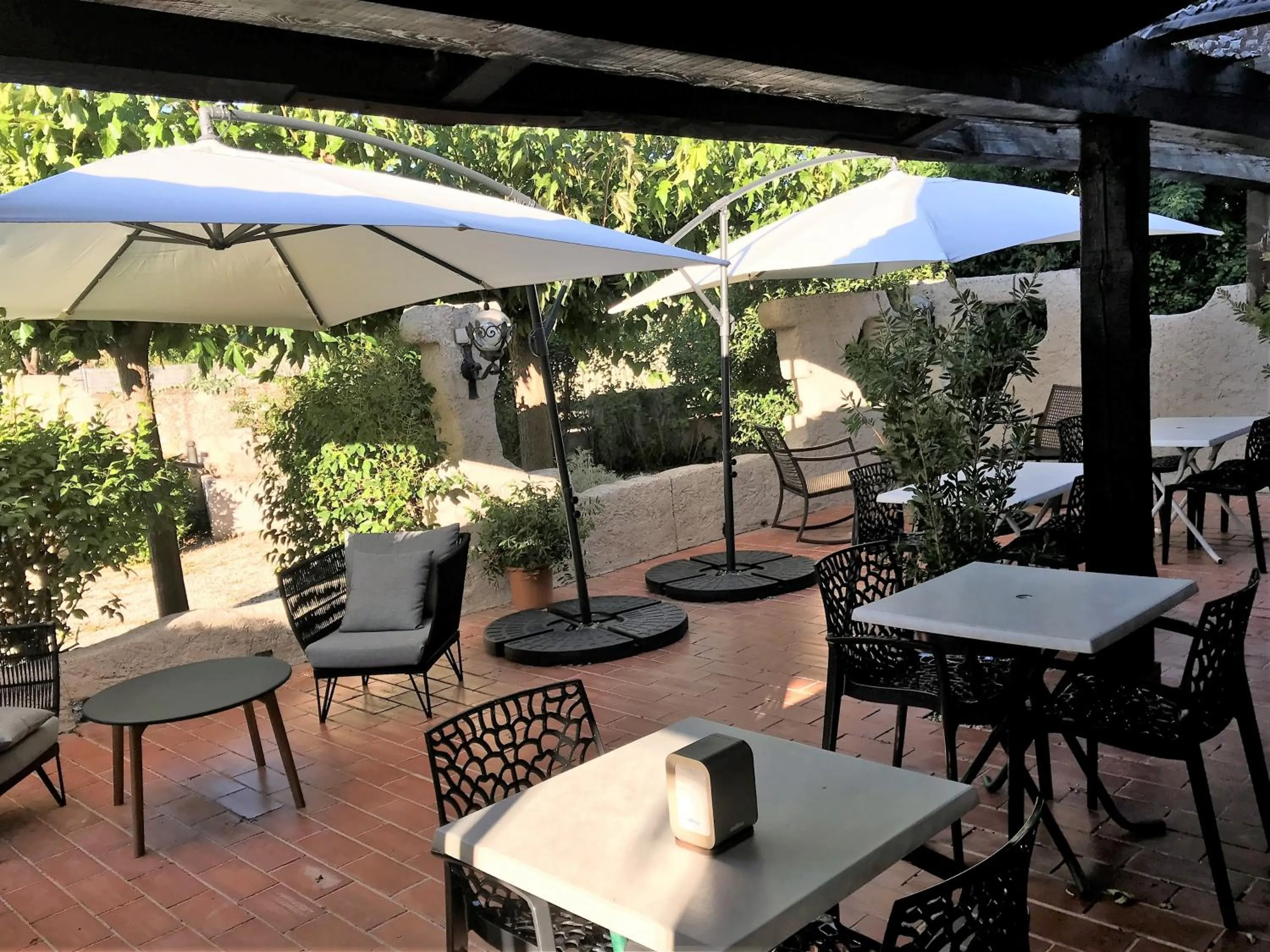 Patio in Contact Hôtel Le Provence