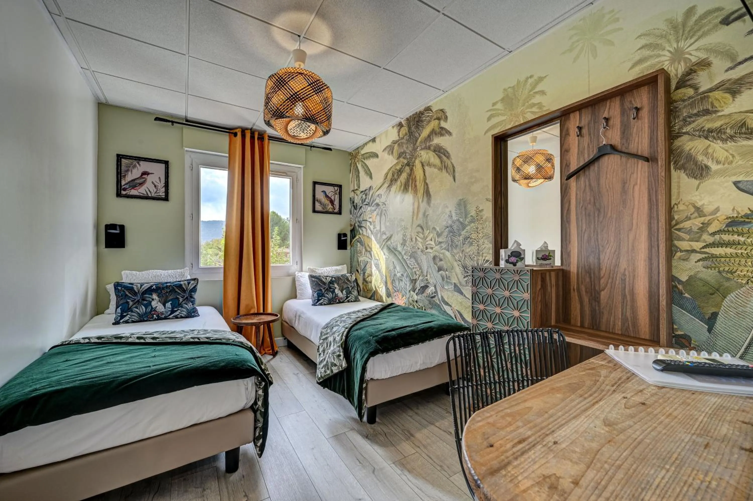 Photo of the whole room, Bed in Contact Hôtel Le Provence