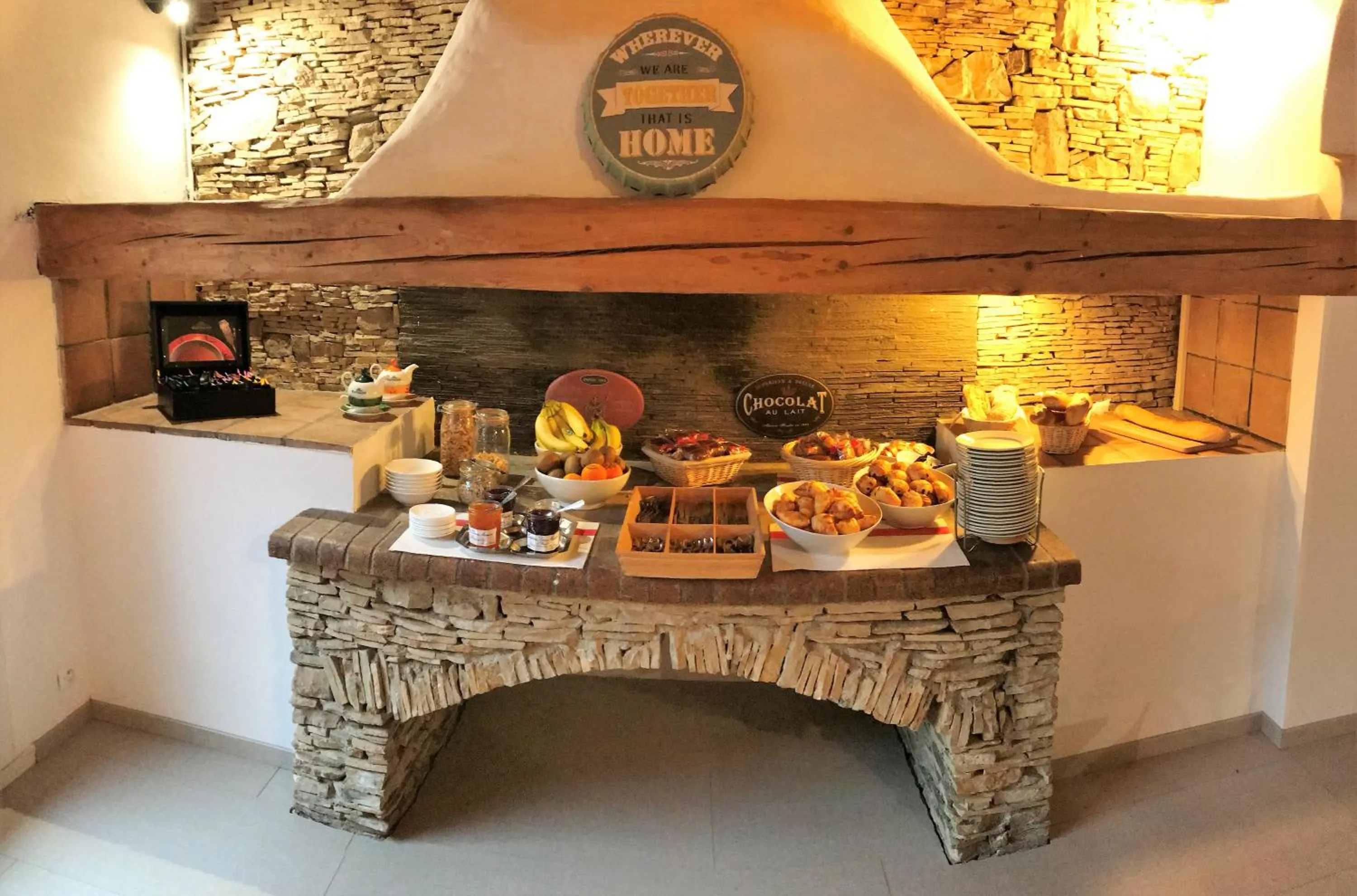 Buffet breakfast in Contact Hôtel Le Provence