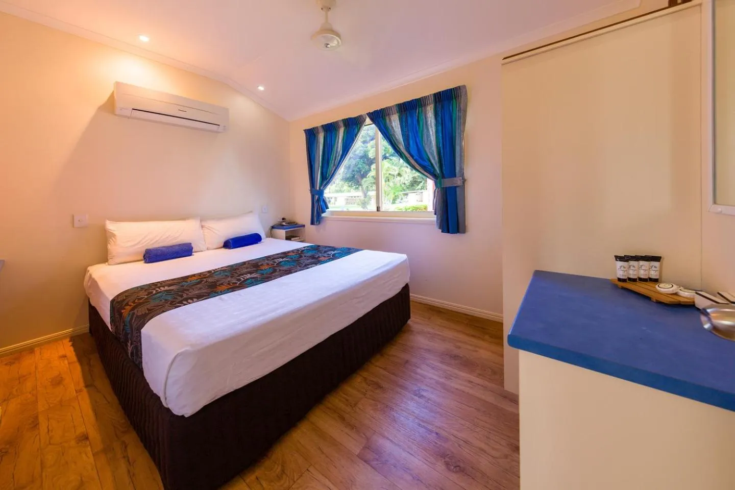 Bedroom, Bed in King Reef Resort