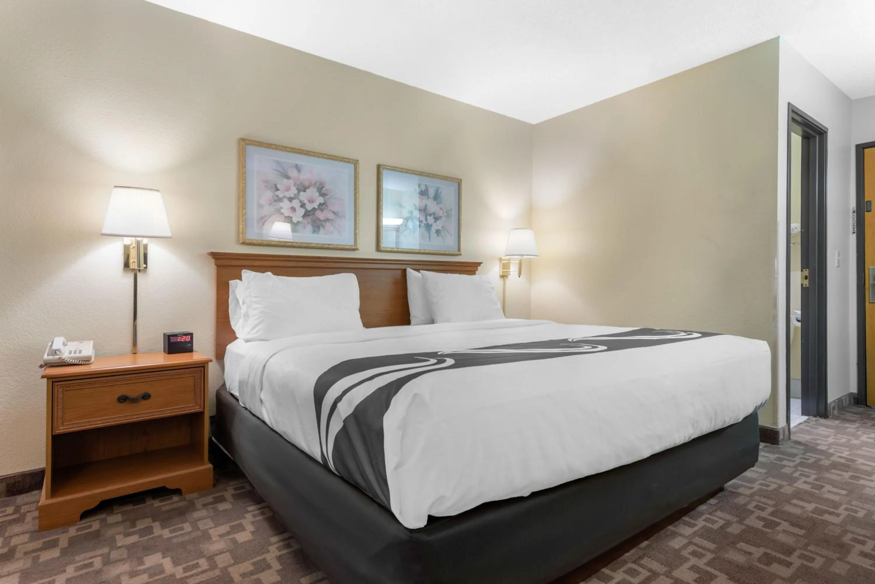 Bed in Quality Inn Washington Court House