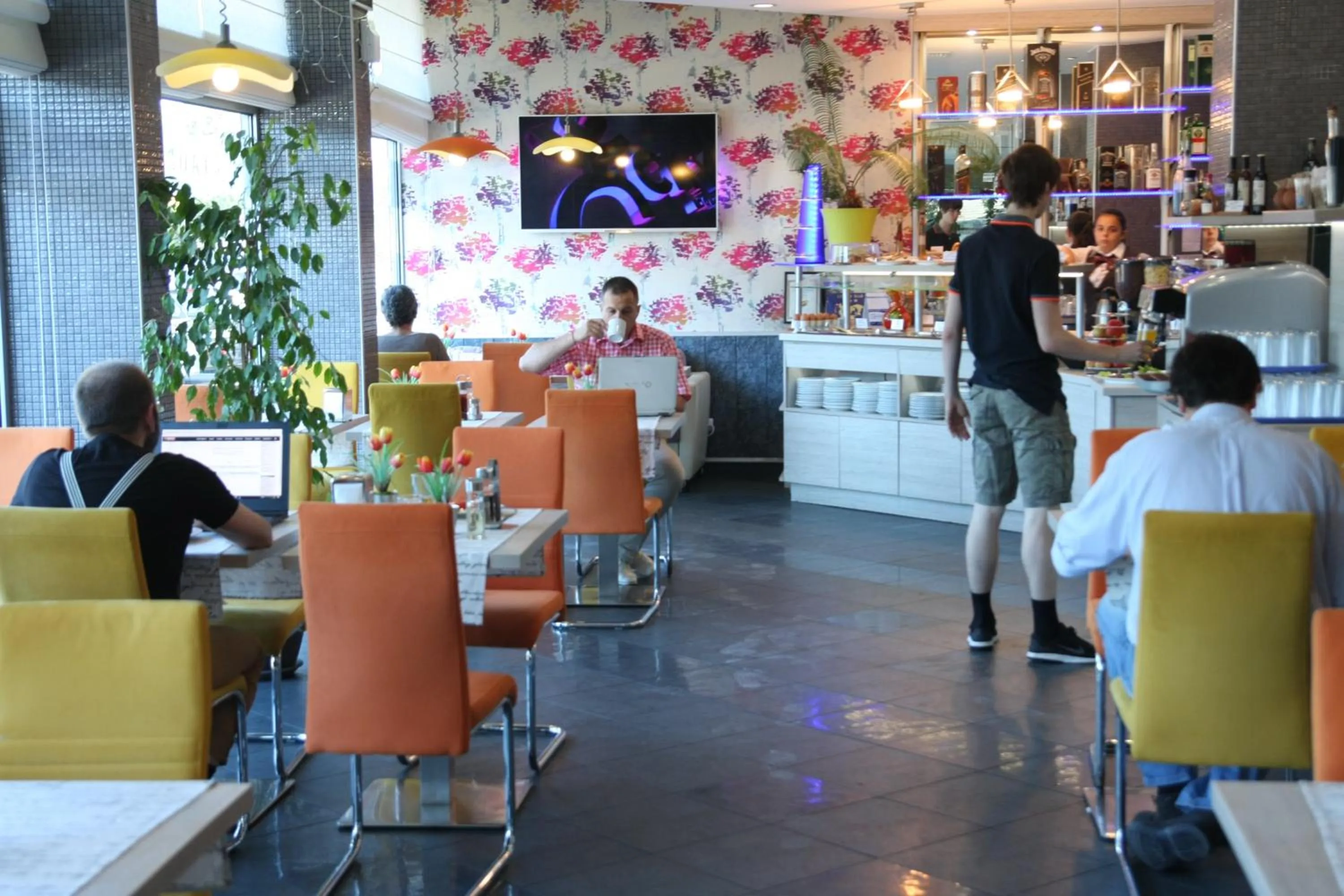 Restaurant/places to eat in Aqua Hotel