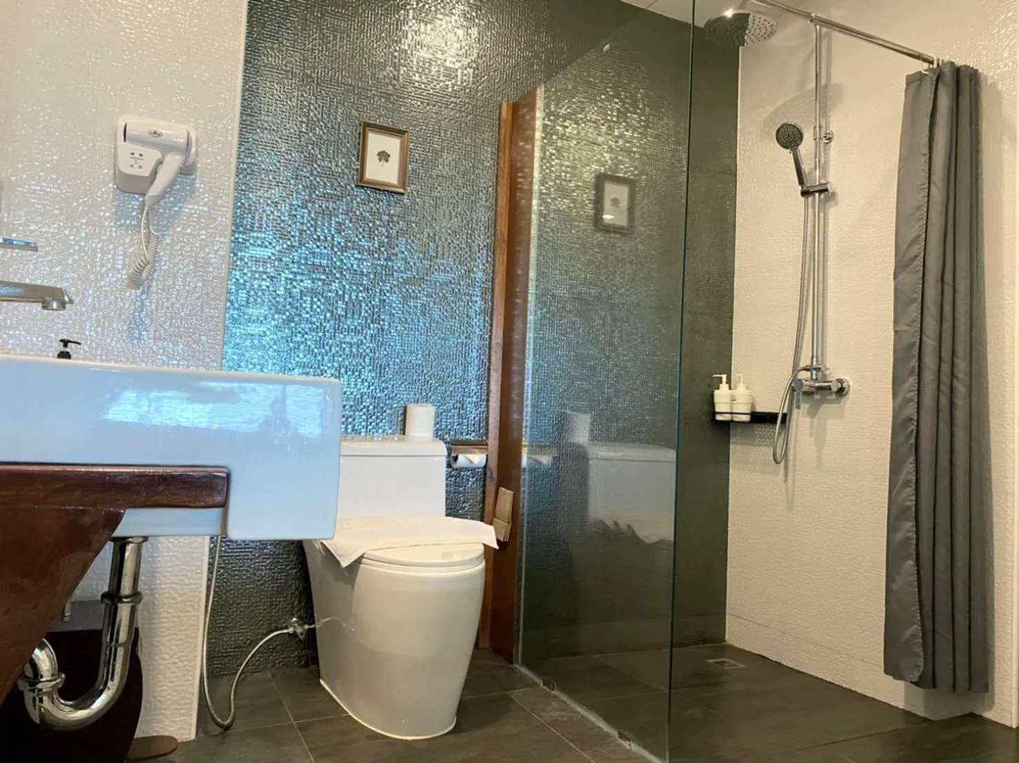 Bathroom in Maikaew Damnoen Resort