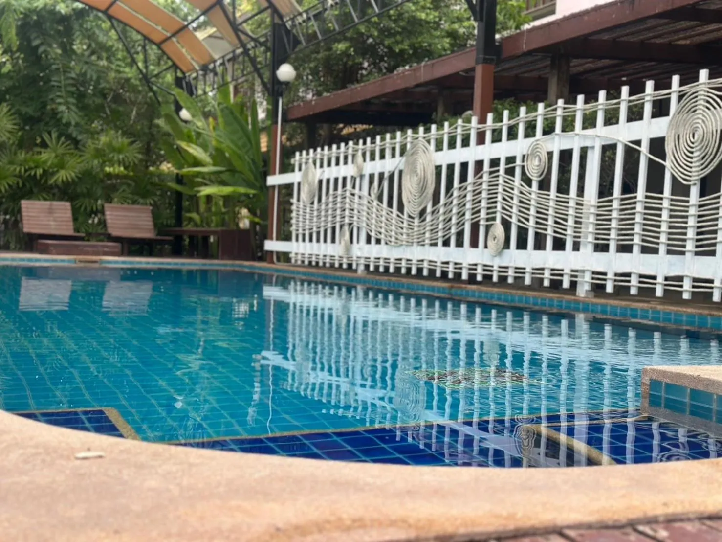 Swimming pool in Maikaew Damnoen Resort