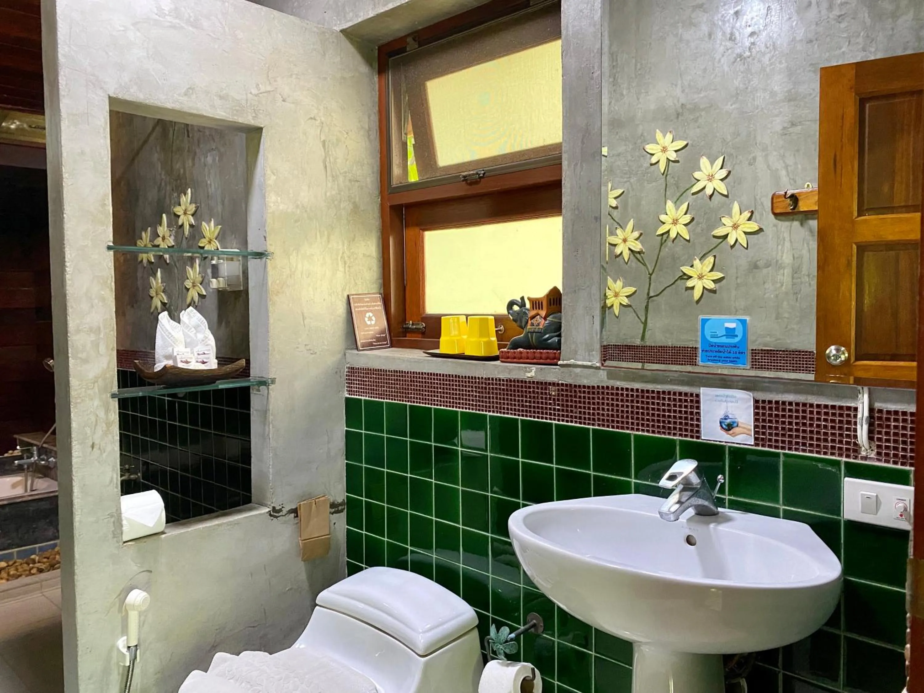 Bathroom in Maikaew Damnoen Resort