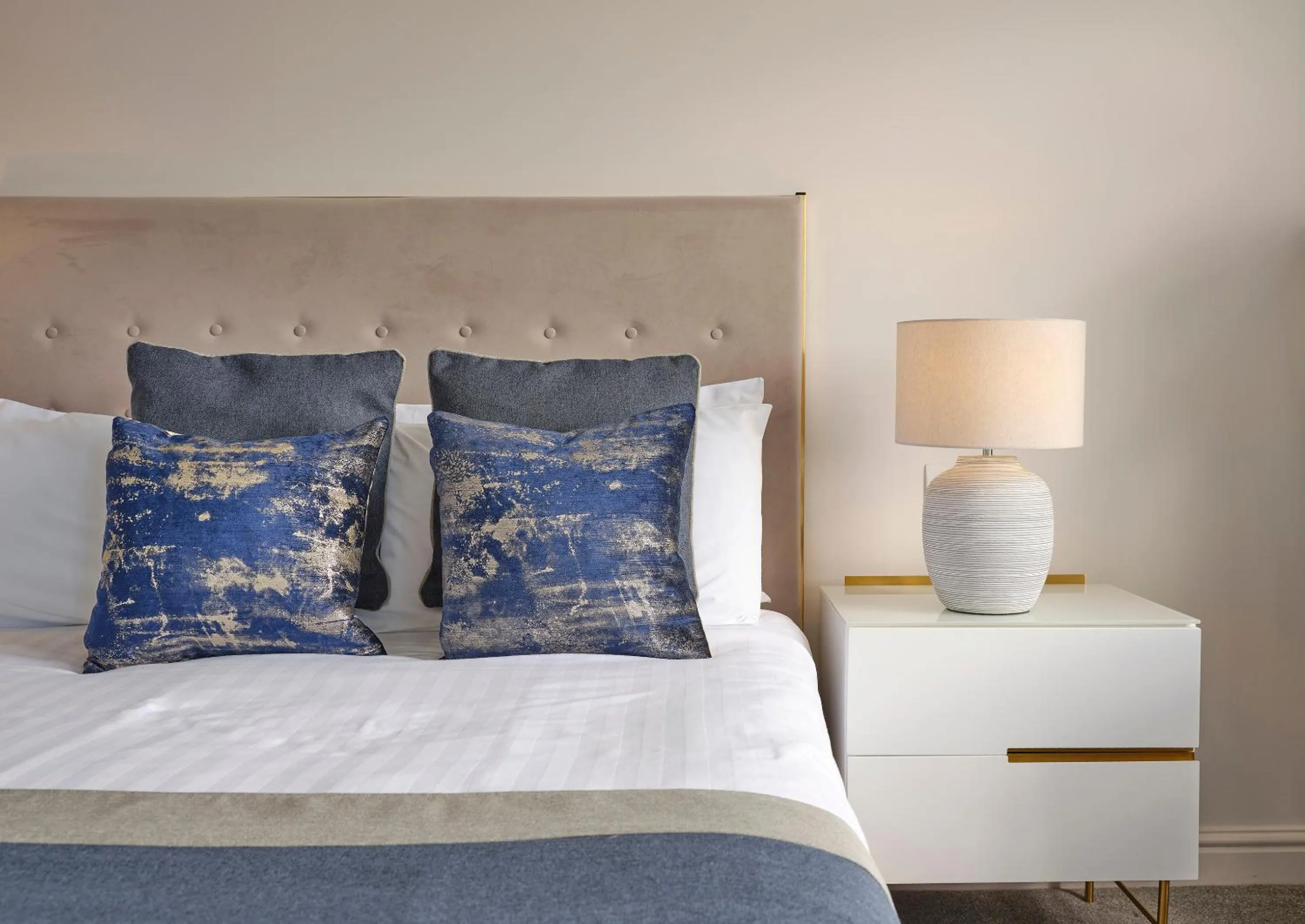 Bedroom, Bed in Sandy Cove Hotel