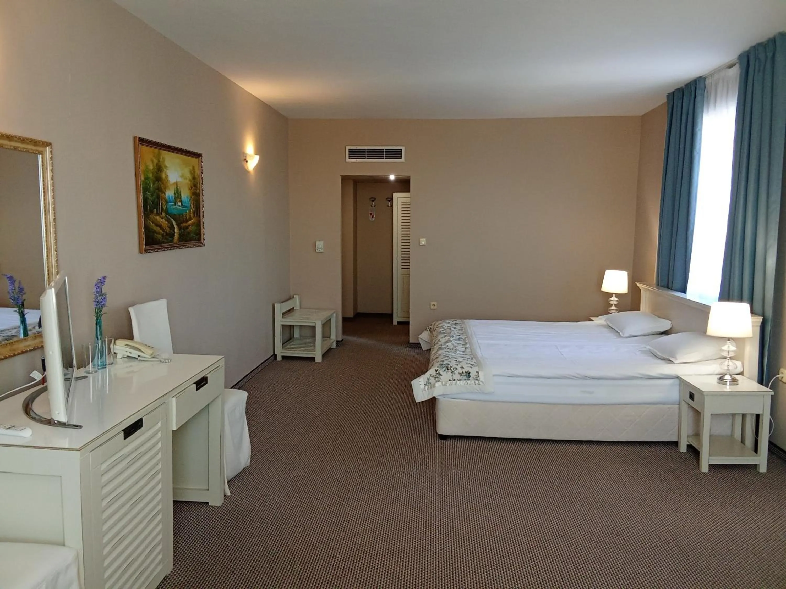 Bed in Alekta Hotel - Free Parking