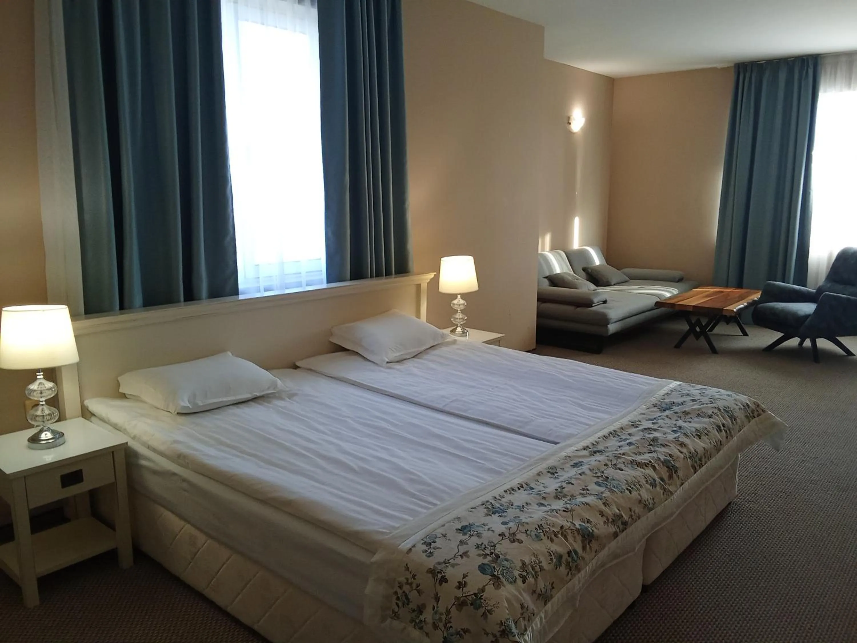 Bed in Alekta Hotel - Free Parking