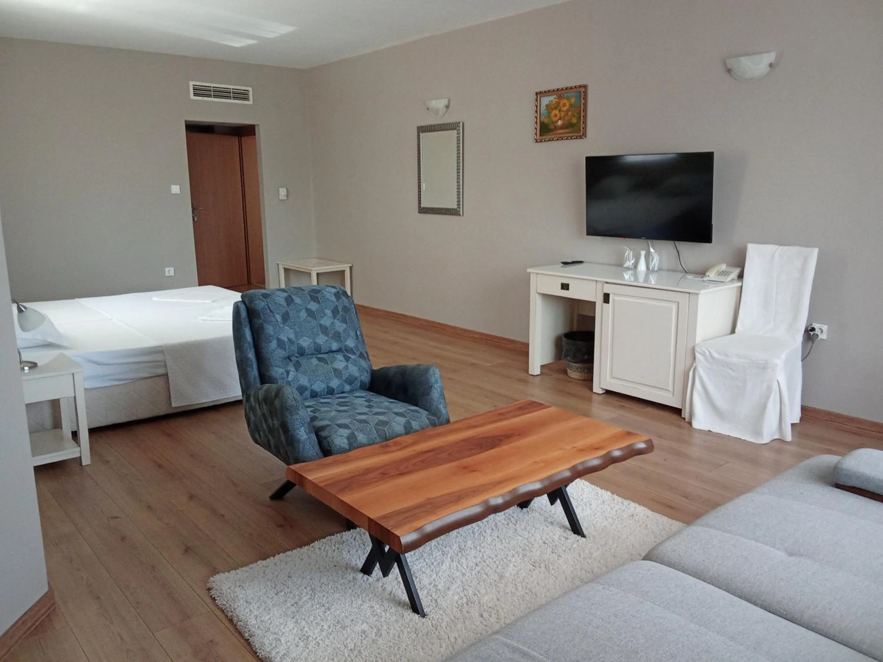 Bed in Alekta Hotel - Free Parking