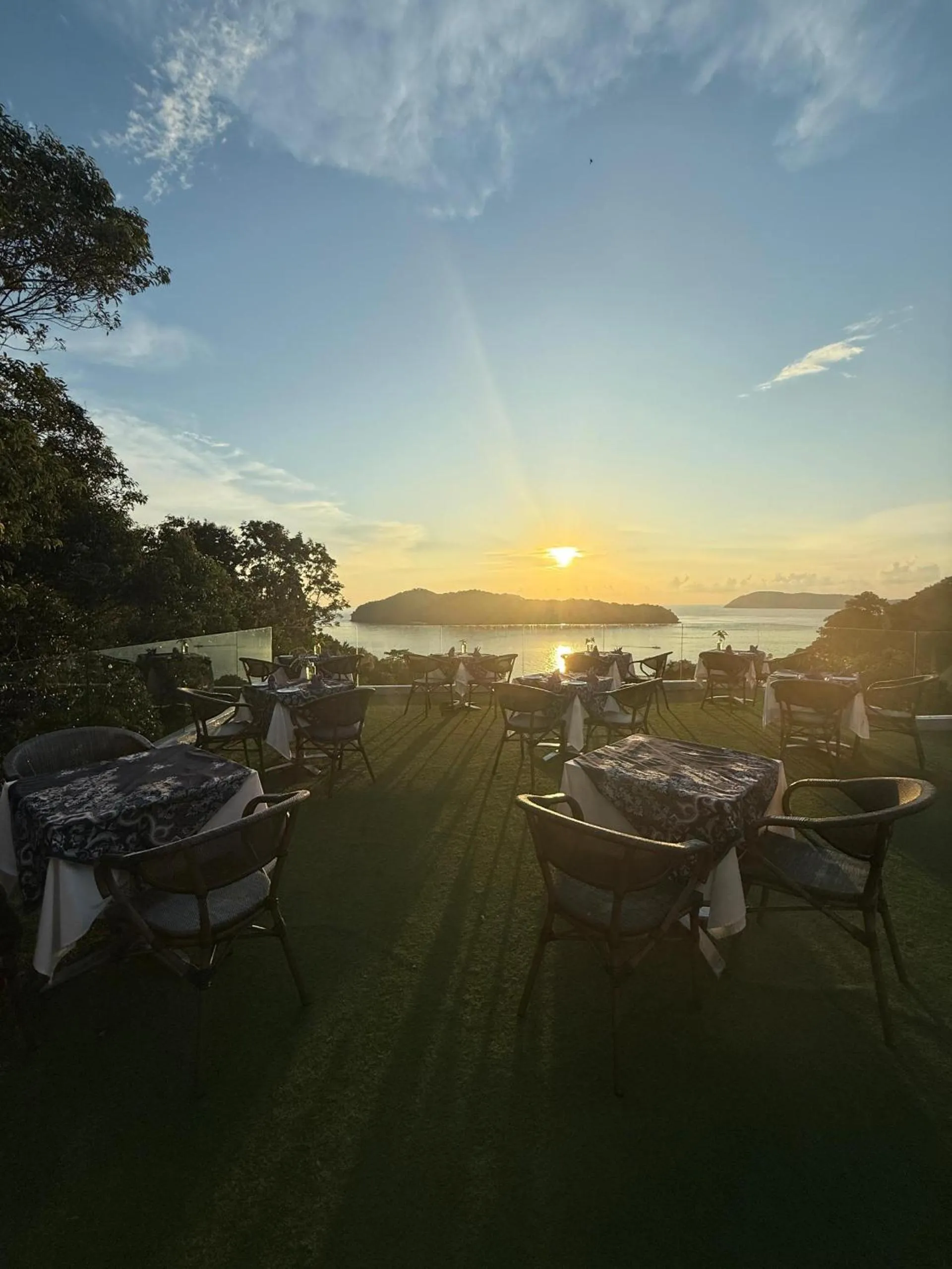 Restaurant/places to eat in Ambong Pool Villas - Private Pool