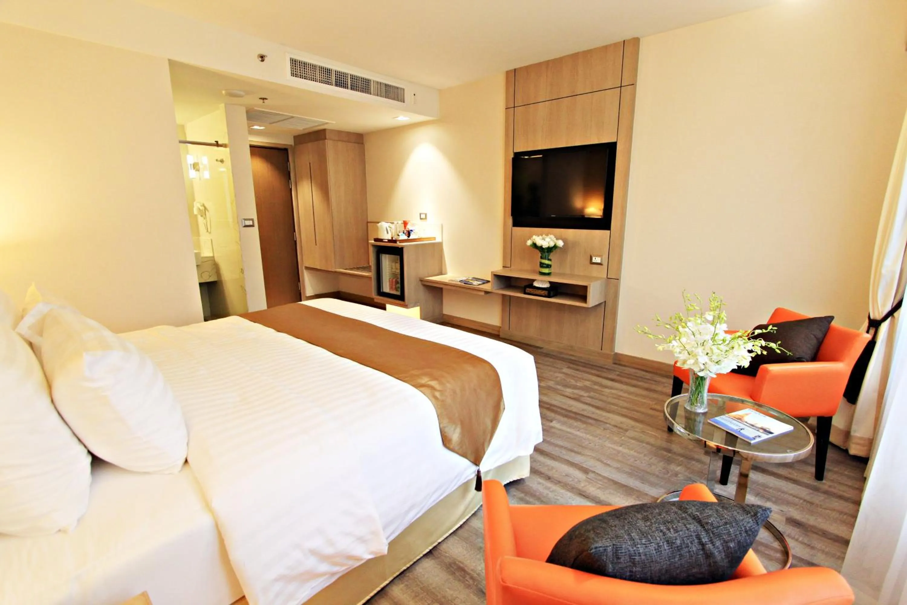 Photo of the whole room, Bed in Bangkok Midtown Hotel