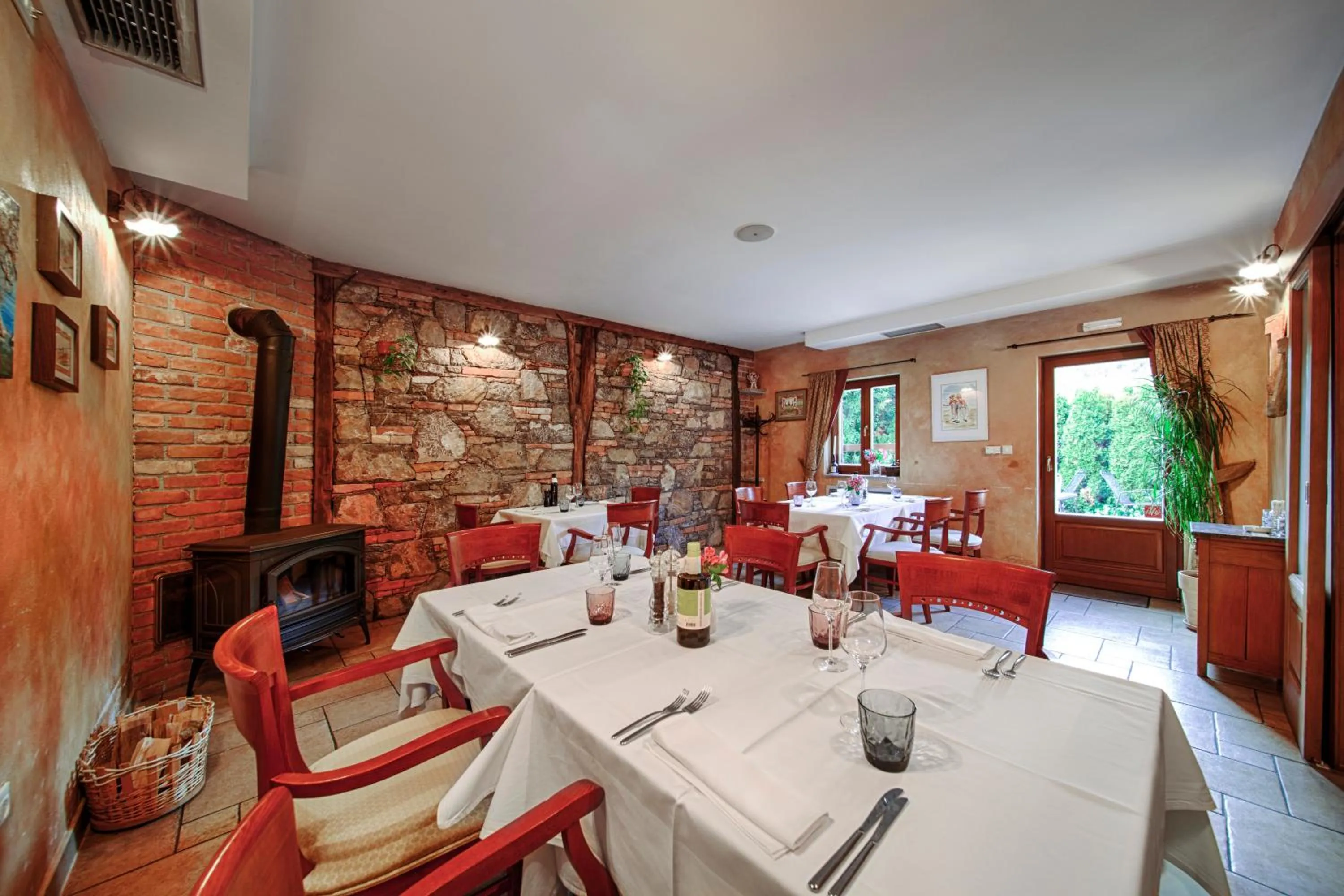 Restaurant/places to eat in Guest House Stancija Kovacici