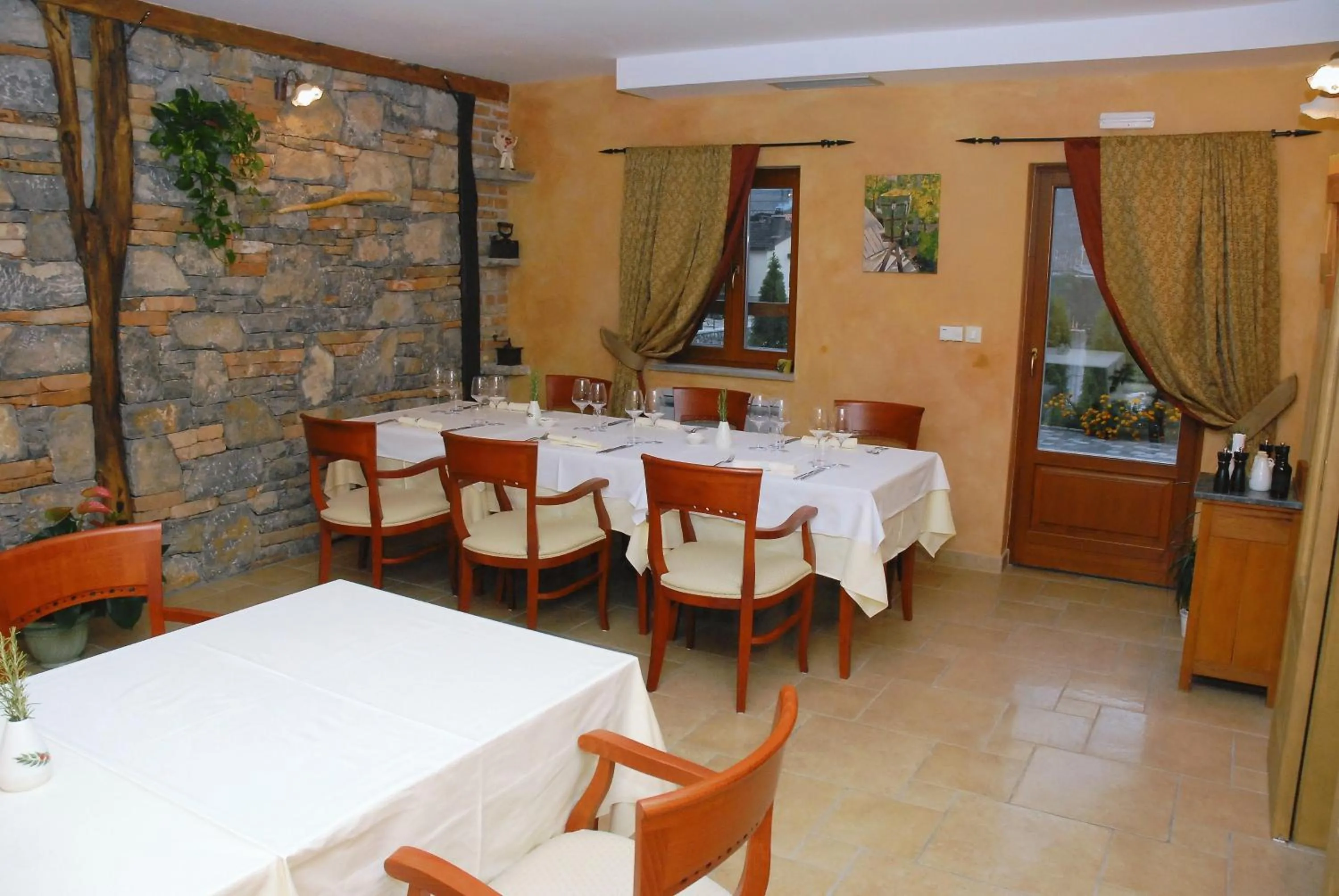 Restaurant/places to eat in Guest House Stancija Kovacici