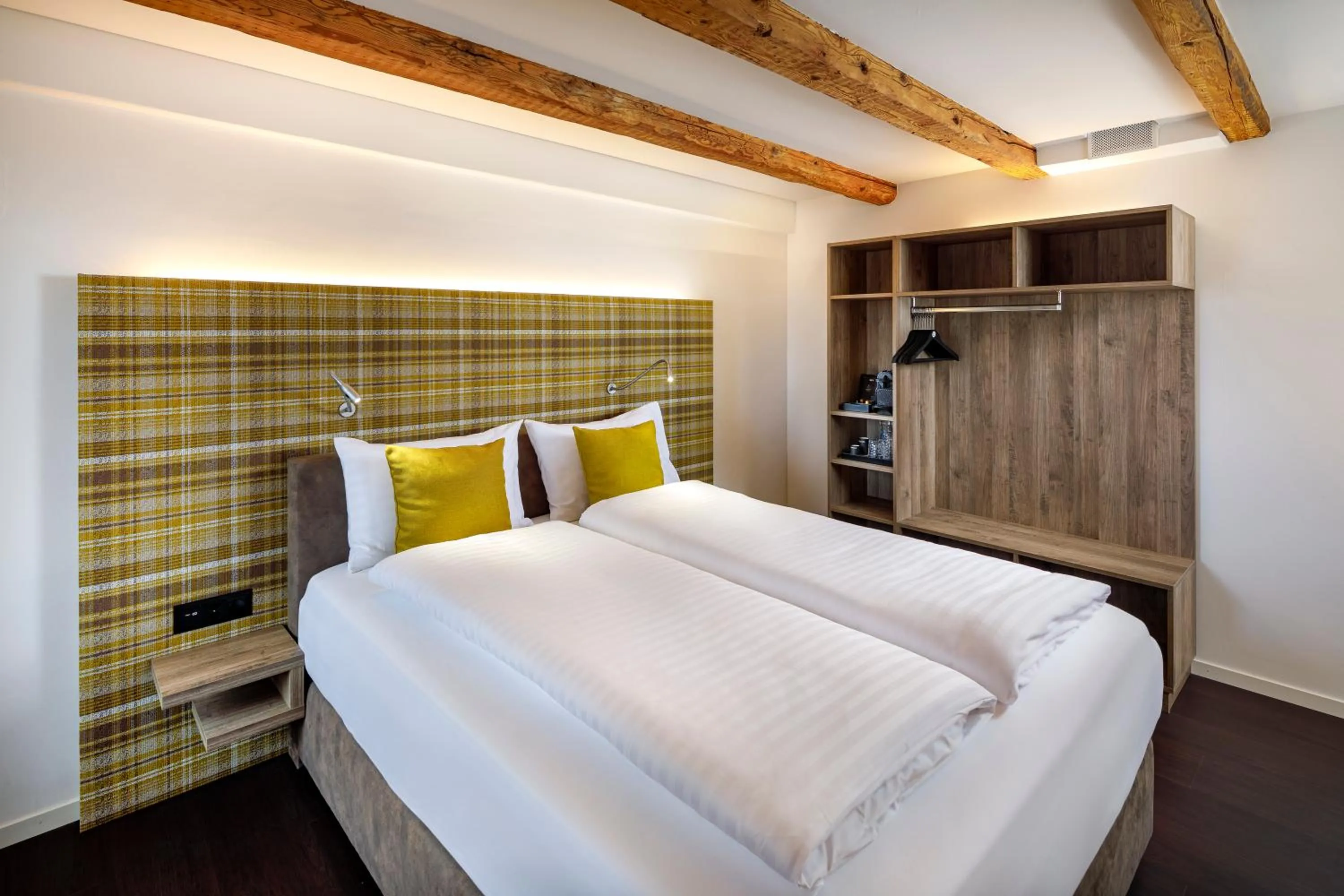 Coffee/tea facilities, Bed in Hotel Schweizerhof