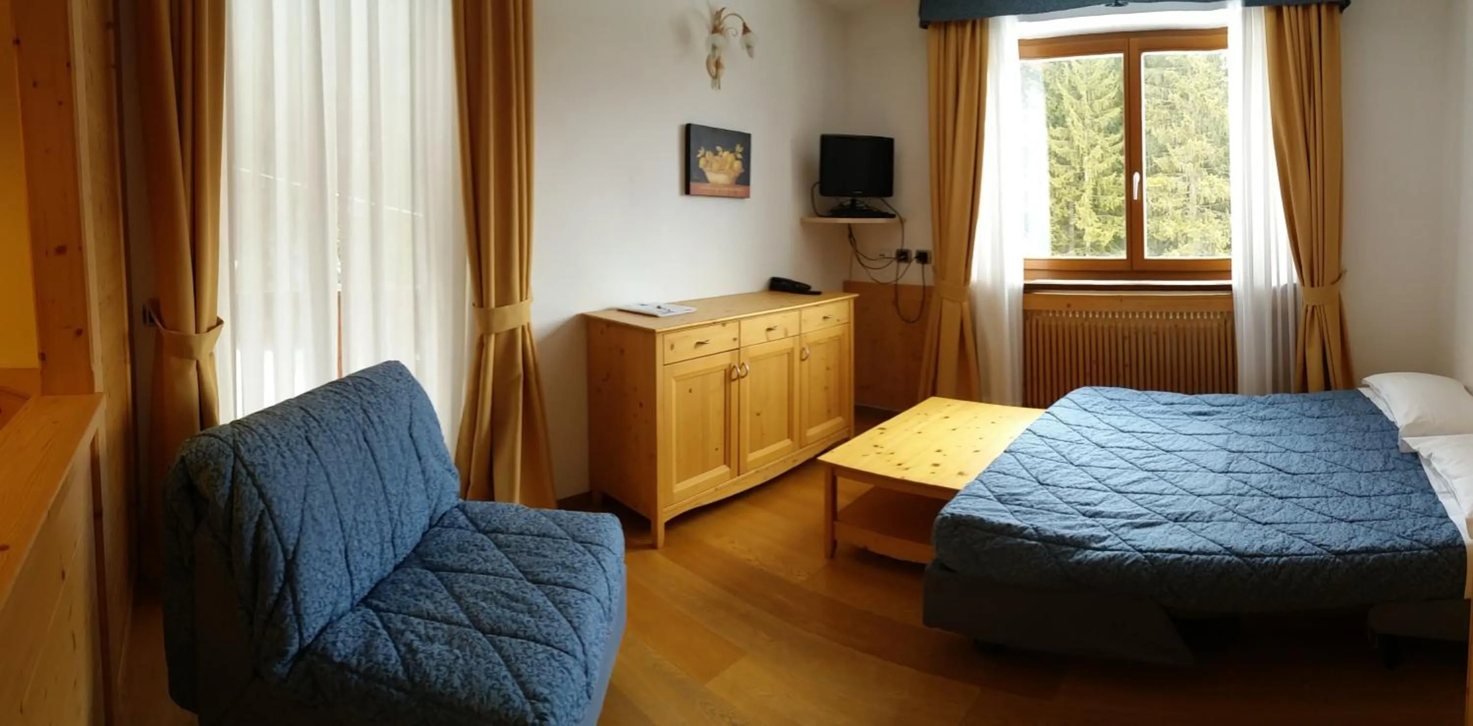 Photo of the whole room, Bed in Residence Panorama