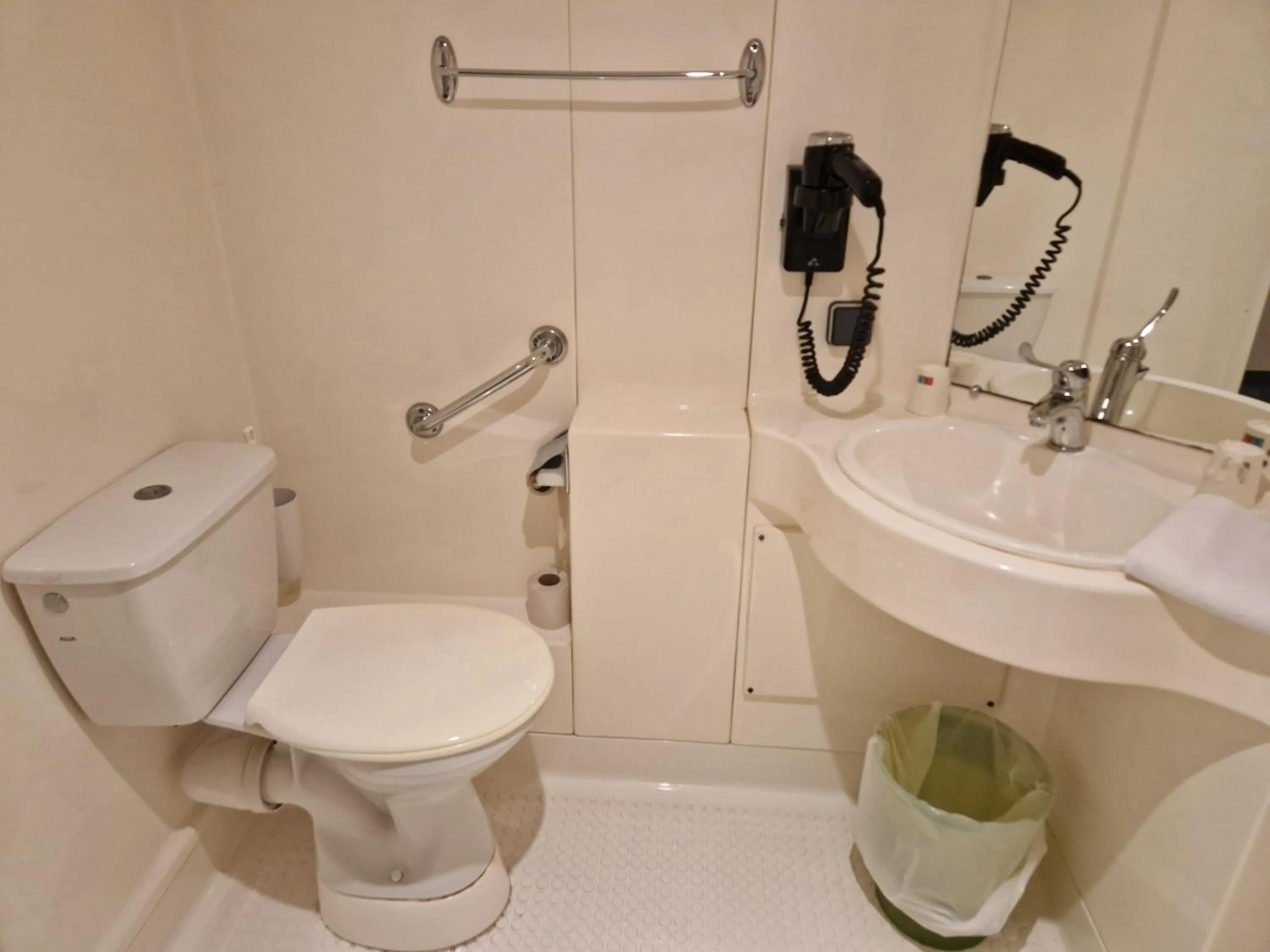 Toilet in Quick Palace Vannes