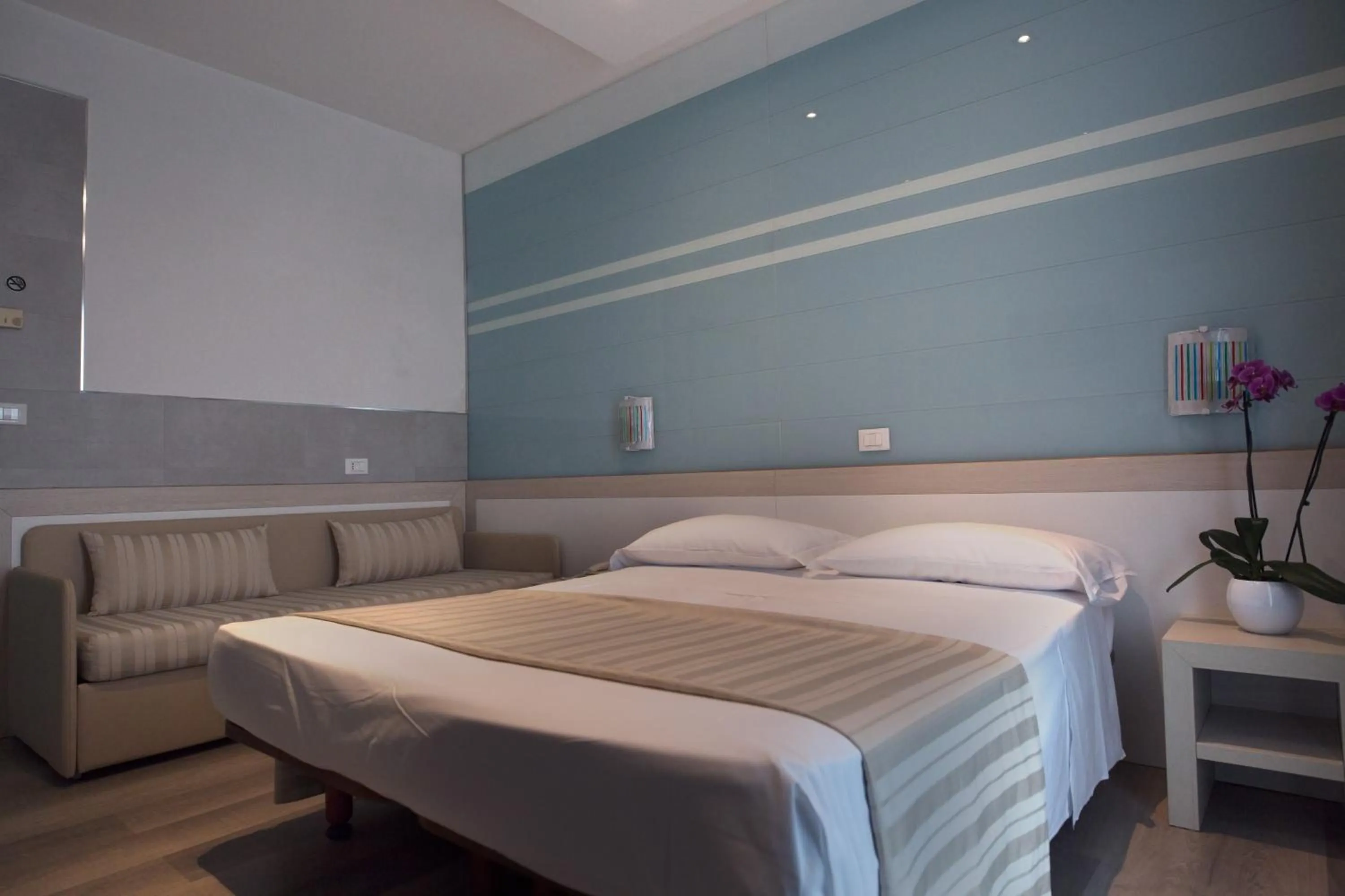 Photo of the whole room, Bed in Hotel Colombo