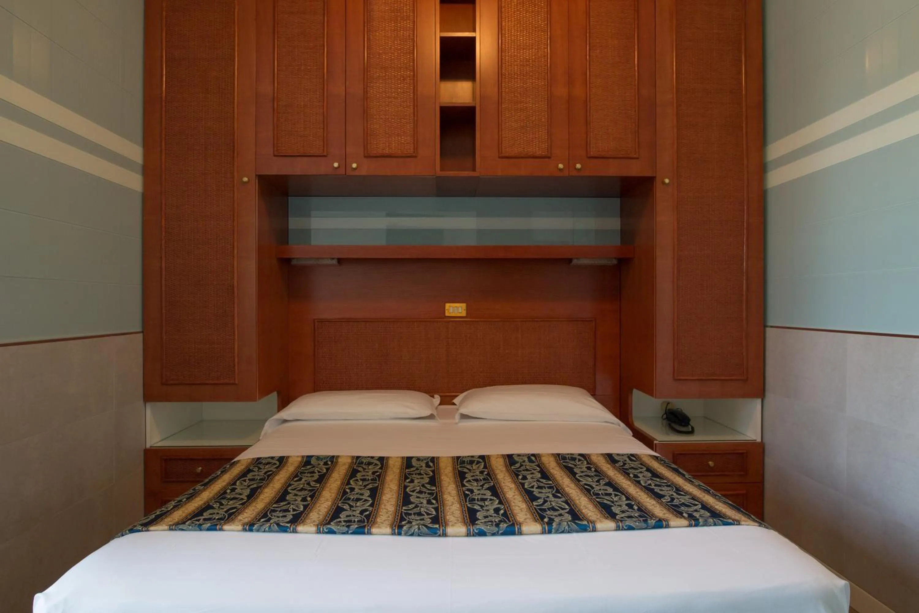 Photo of the whole room, Bed in Hotel Colombo