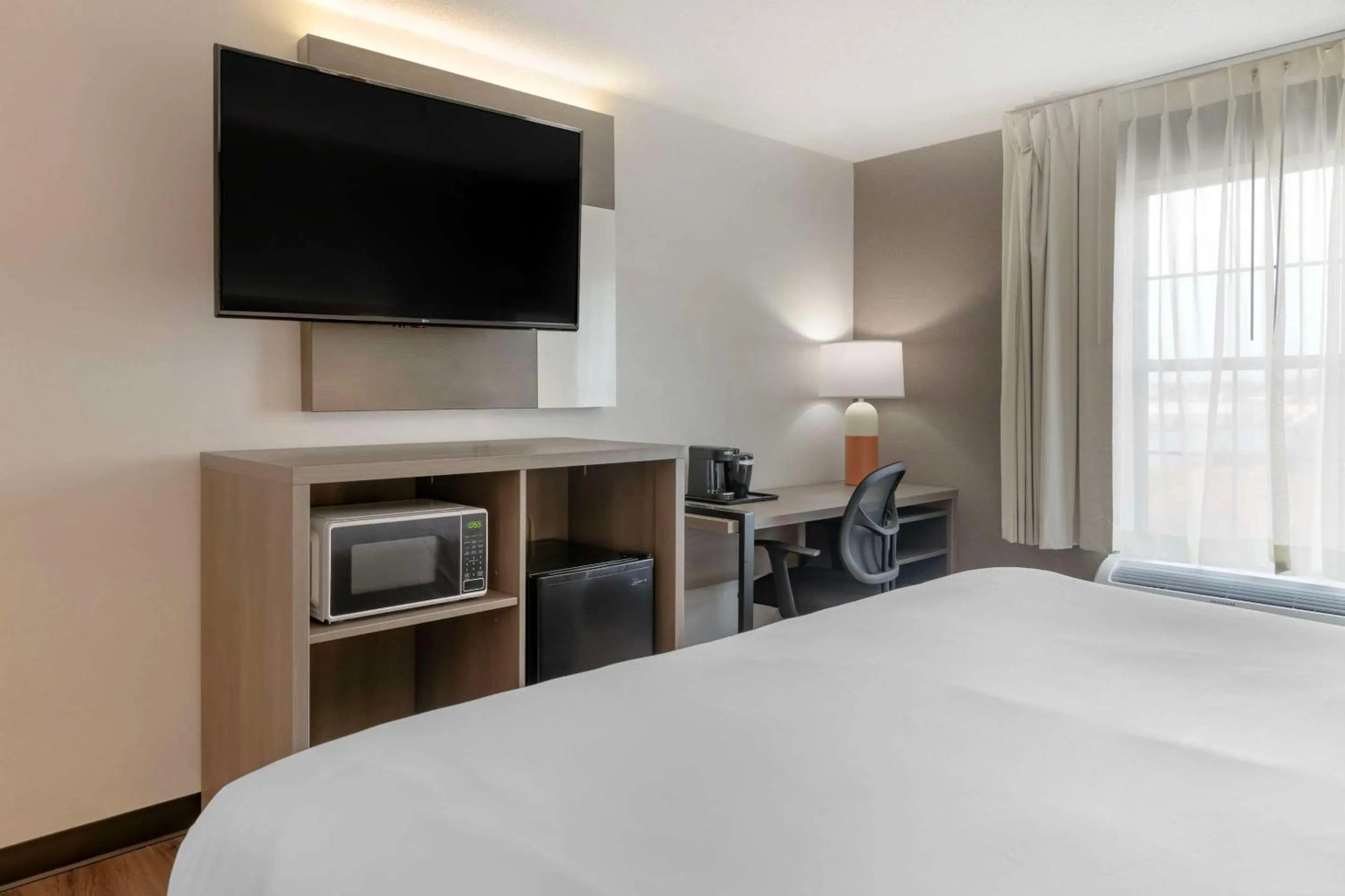 Bedroom, Bed in Comfort Inn South Portland Airport