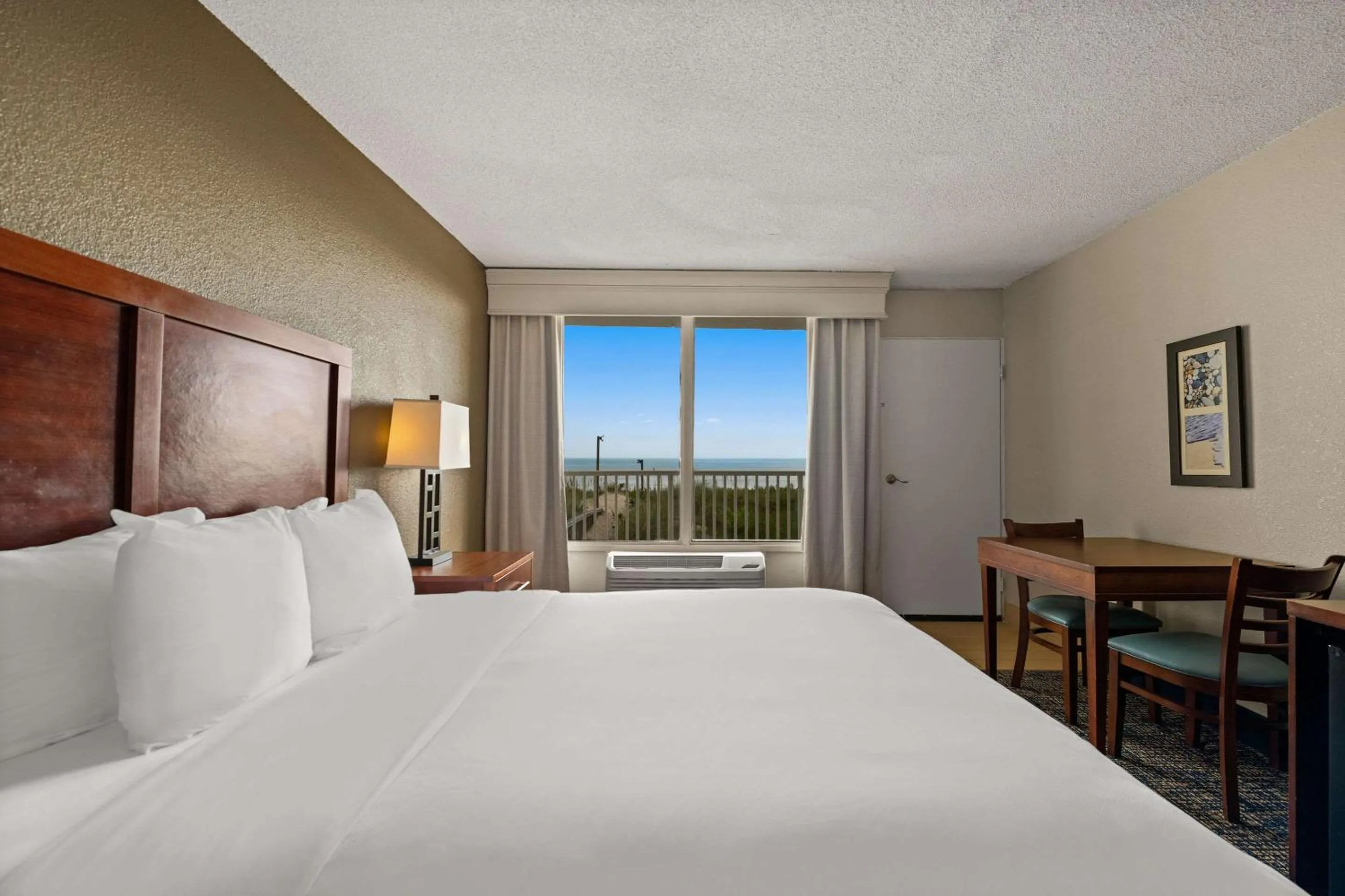 Bedroom, Bed in Comfort Inn On the Ocean