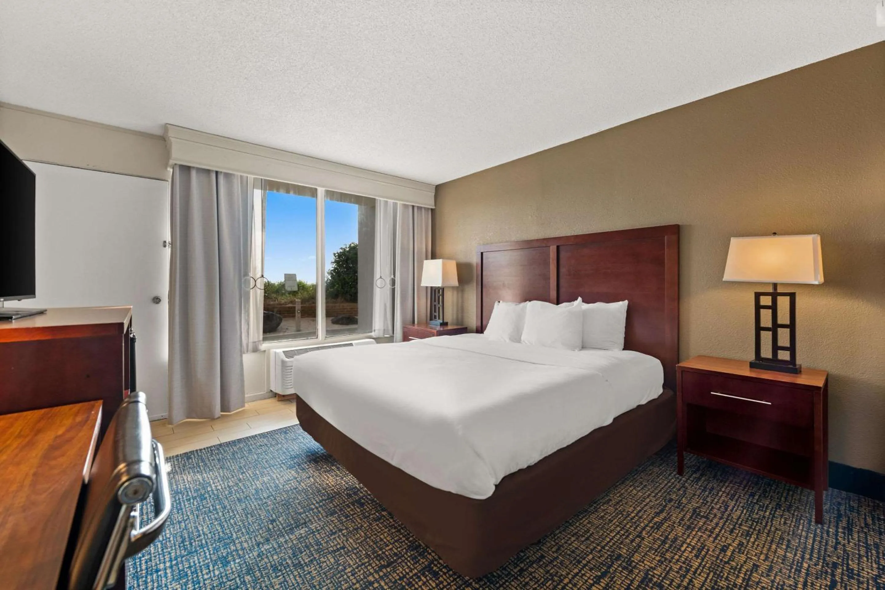 Bedroom, Bed in Comfort Inn On the Ocean