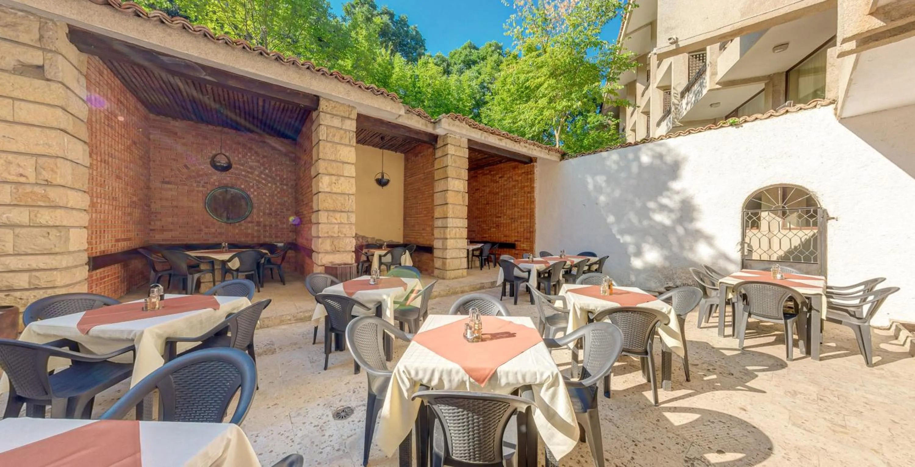 Restaurant/places to eat in Hotel PRESLAV