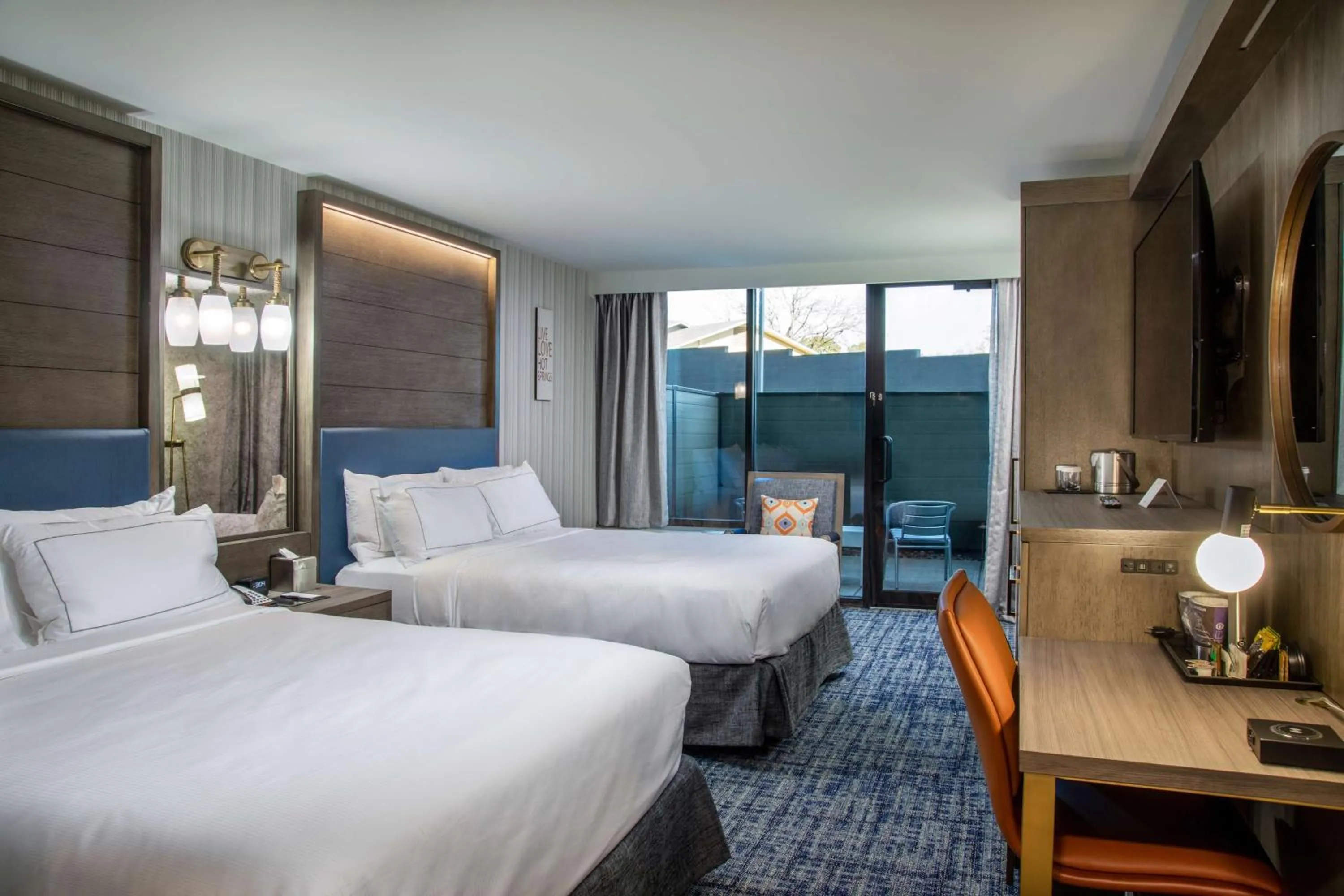 Photo of the whole room, Bed in DoubleTree by Hilton Hot Springs