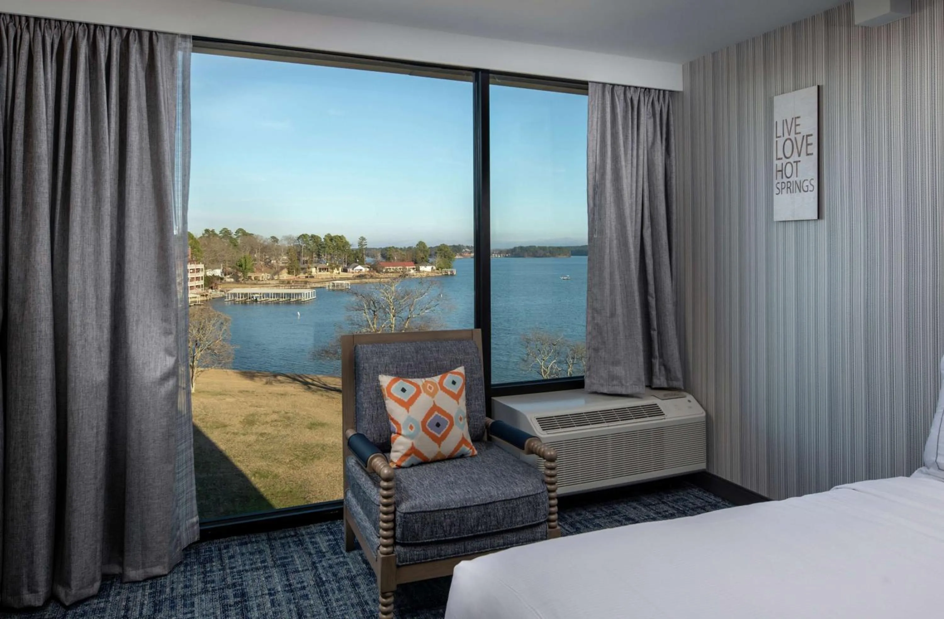 Bed in DoubleTree by Hilton Hot Springs