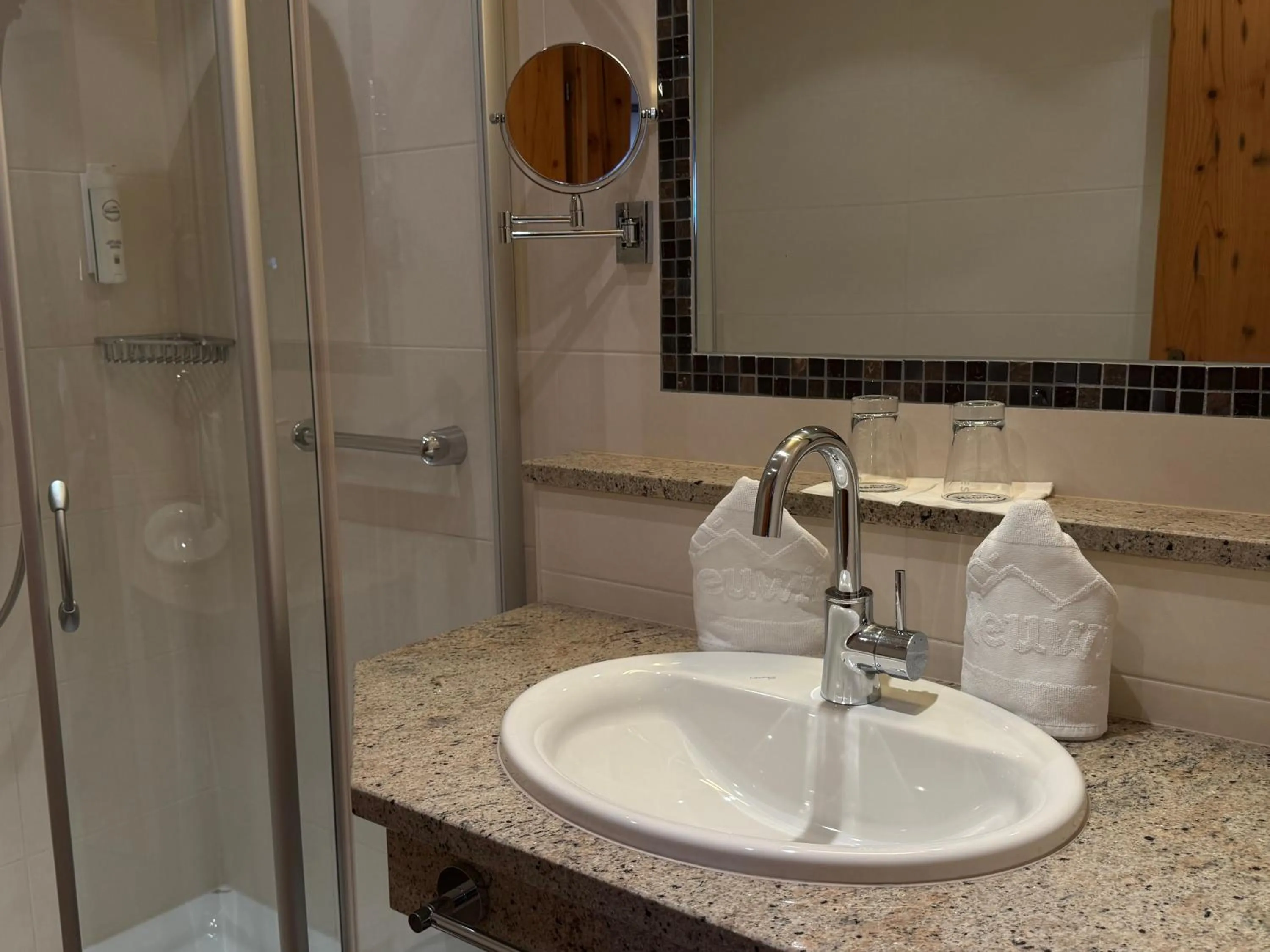 Shower in Hotel Neuwirt